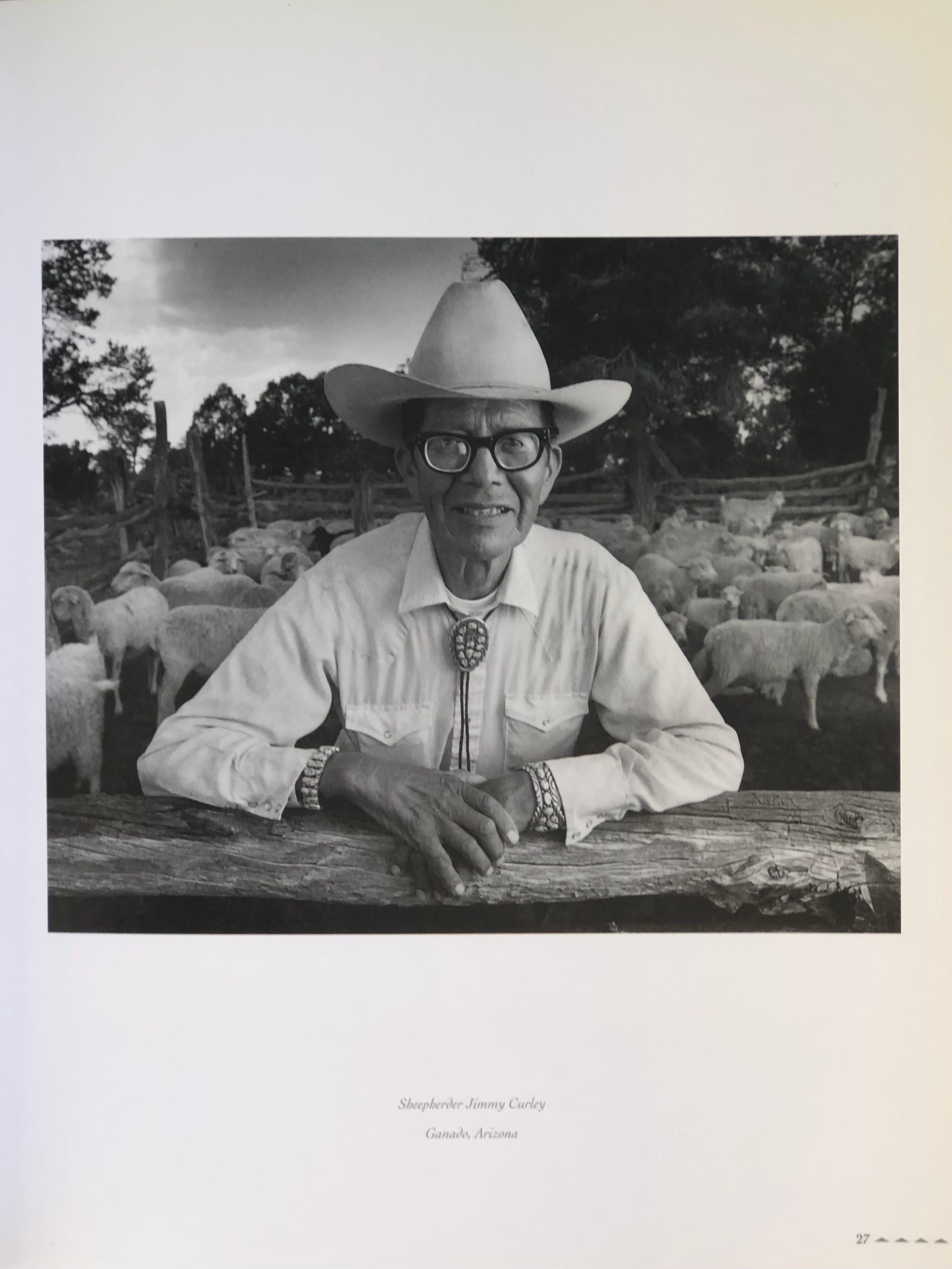 Navajo - Portrait of a Nation, photographie de Joel Grimes. Livre à couverture souple. Première édition, publiée en 1992 par Westcliffe Publishers Inc. à Englewood, Colorado. Imprimé à Singapour. 192 pages.
