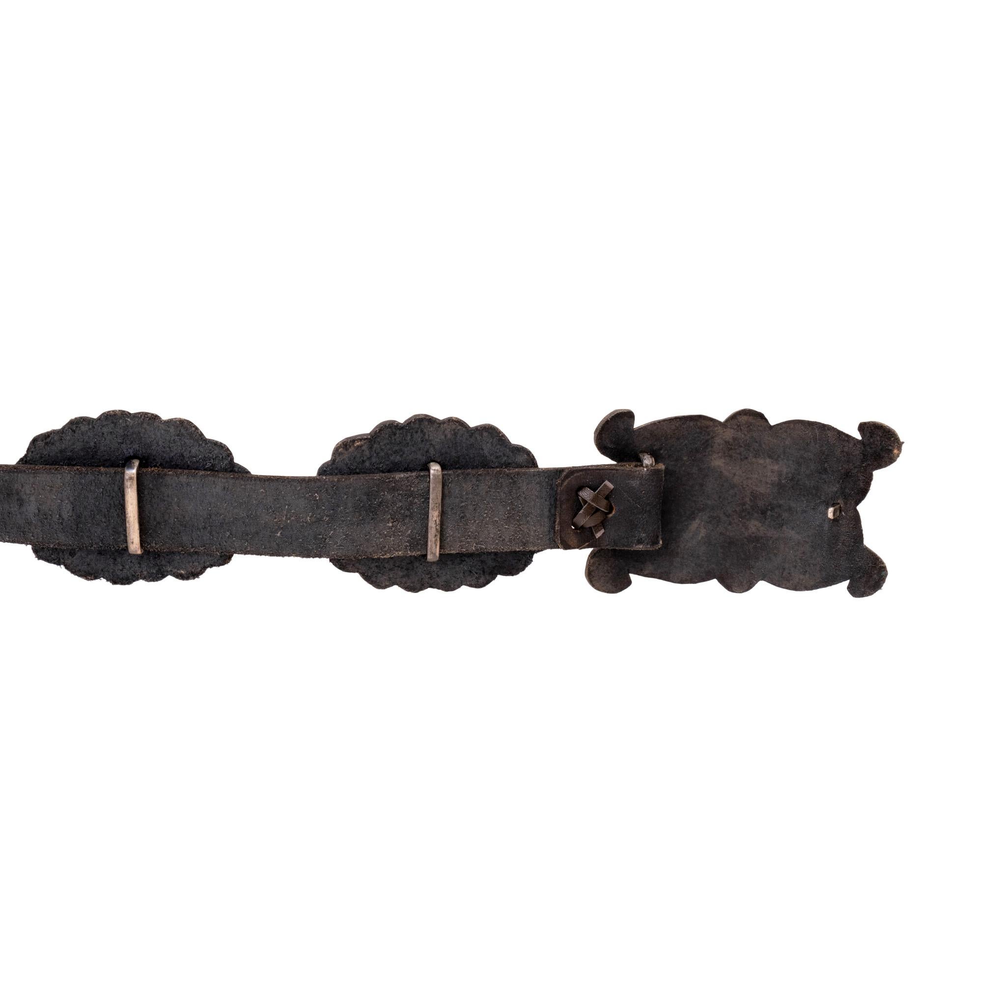 Cintura Navajo in argento sabbiato e turchese Red Mountain concho. Tredici conchiglie ovali con fibbia rettangolare complementare. Ciascun concho ha un semplice disegno di sabbia con sfondo patinato scuro e turchese. Ogni pietra è incastonata in un