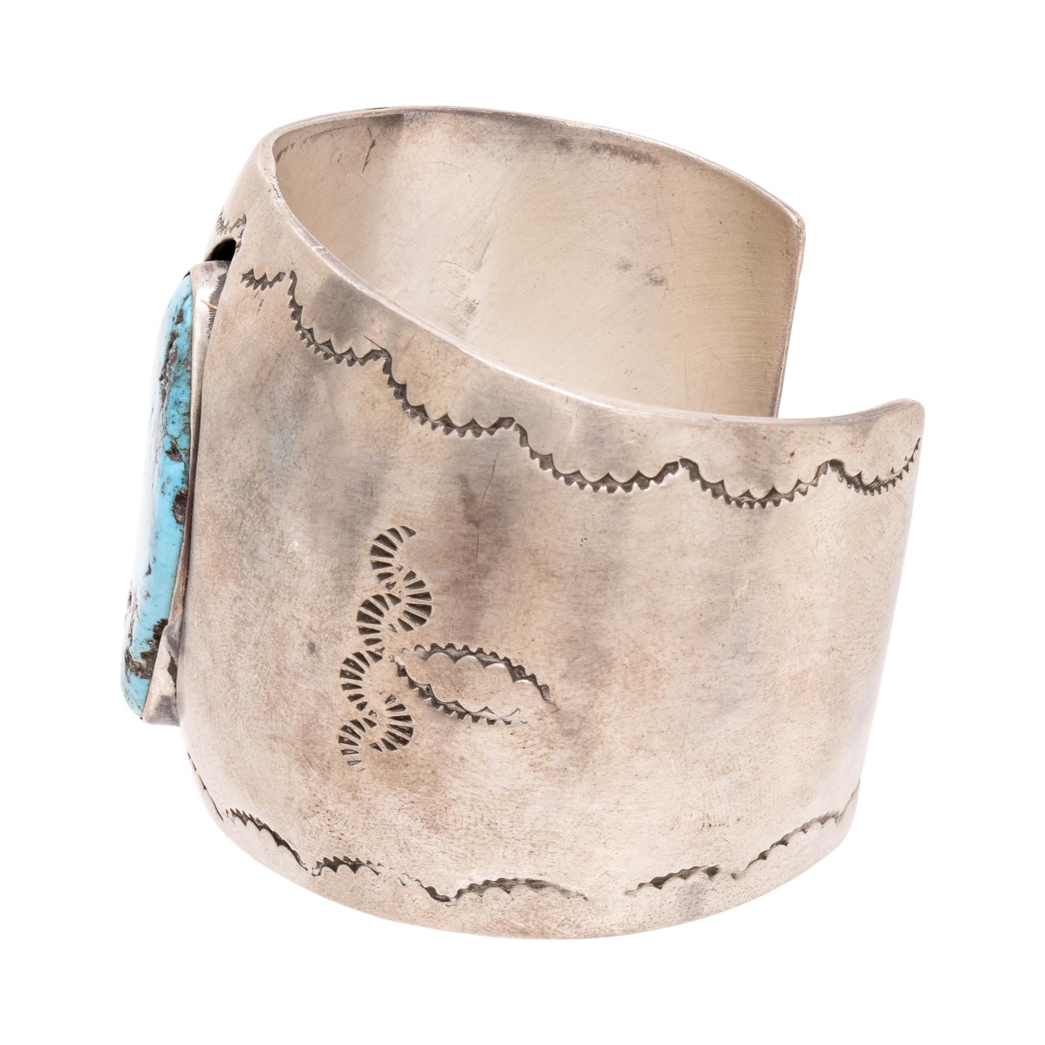 Pulsera Navajo de una sola piedra engastada en caja de sombra. Peón viejo. La turquesa procede de la mina Kingman de Arizona. La piedra tiene una hermosa matriz con detalles estampados en plata. De la Tienda India de Clovis, Nuevo México. Preciosa