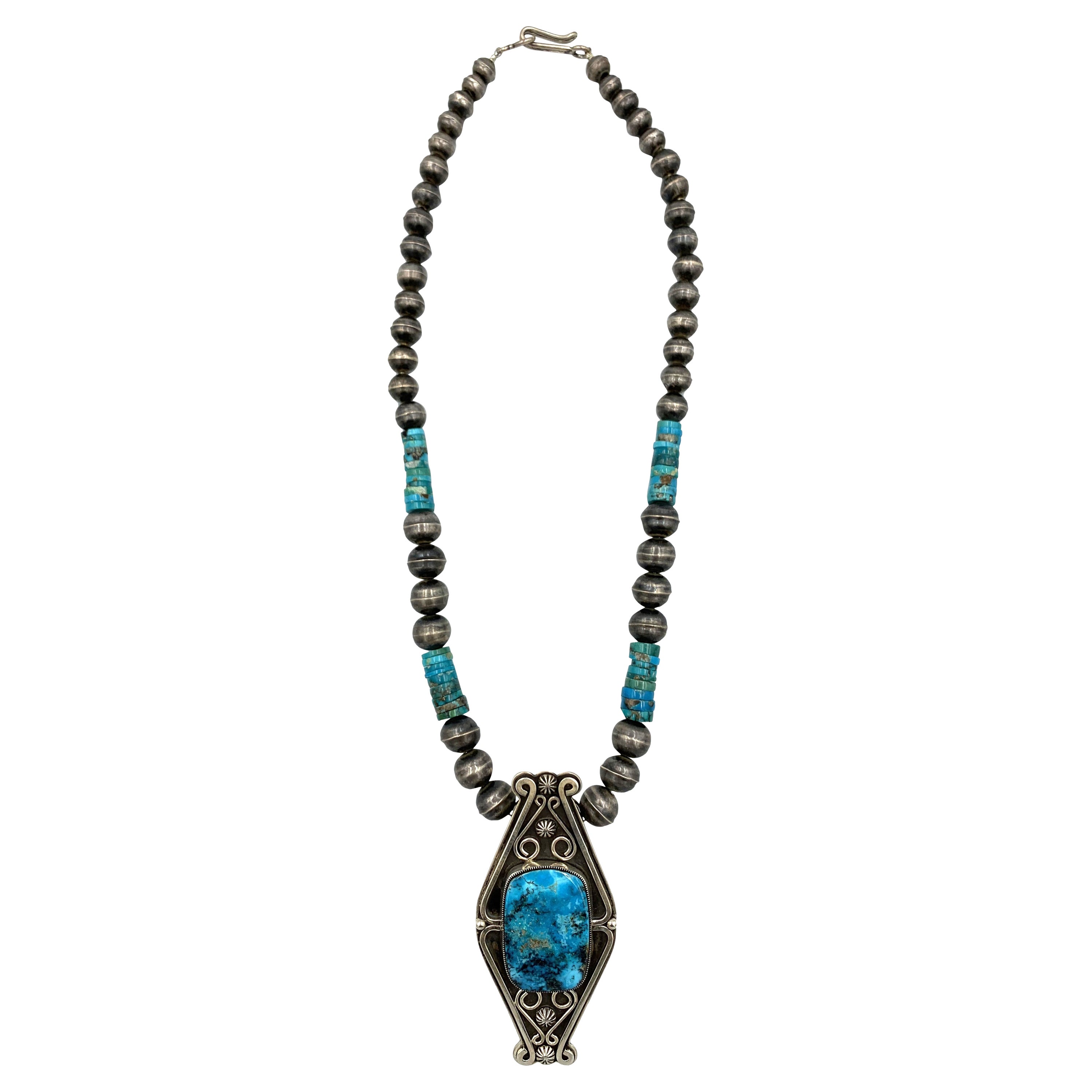 Anhänger aus Silber und Türkis von Sammie Kescoli Begay. Der Anhänger hat ein einzigartiges Muster aus überzogenem Silber und einen großen Royston-Türkiscabochon. Die schwere Spurweite Sterling Silber Anhänger ist auf der Hand gerollt Türkis Perlen