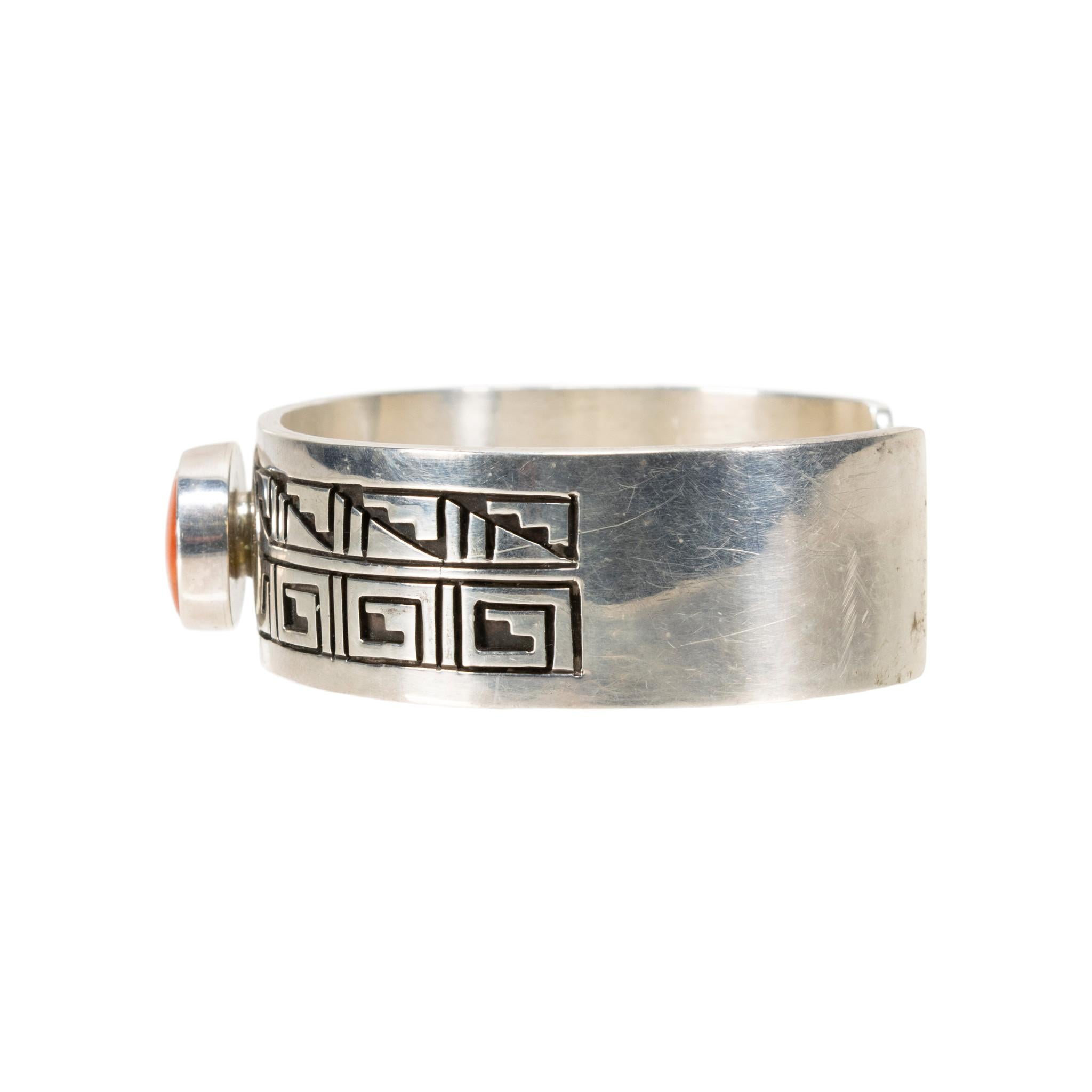 Taglio ovale Bracciale in corallo Single Stone di Navajo in vendita
