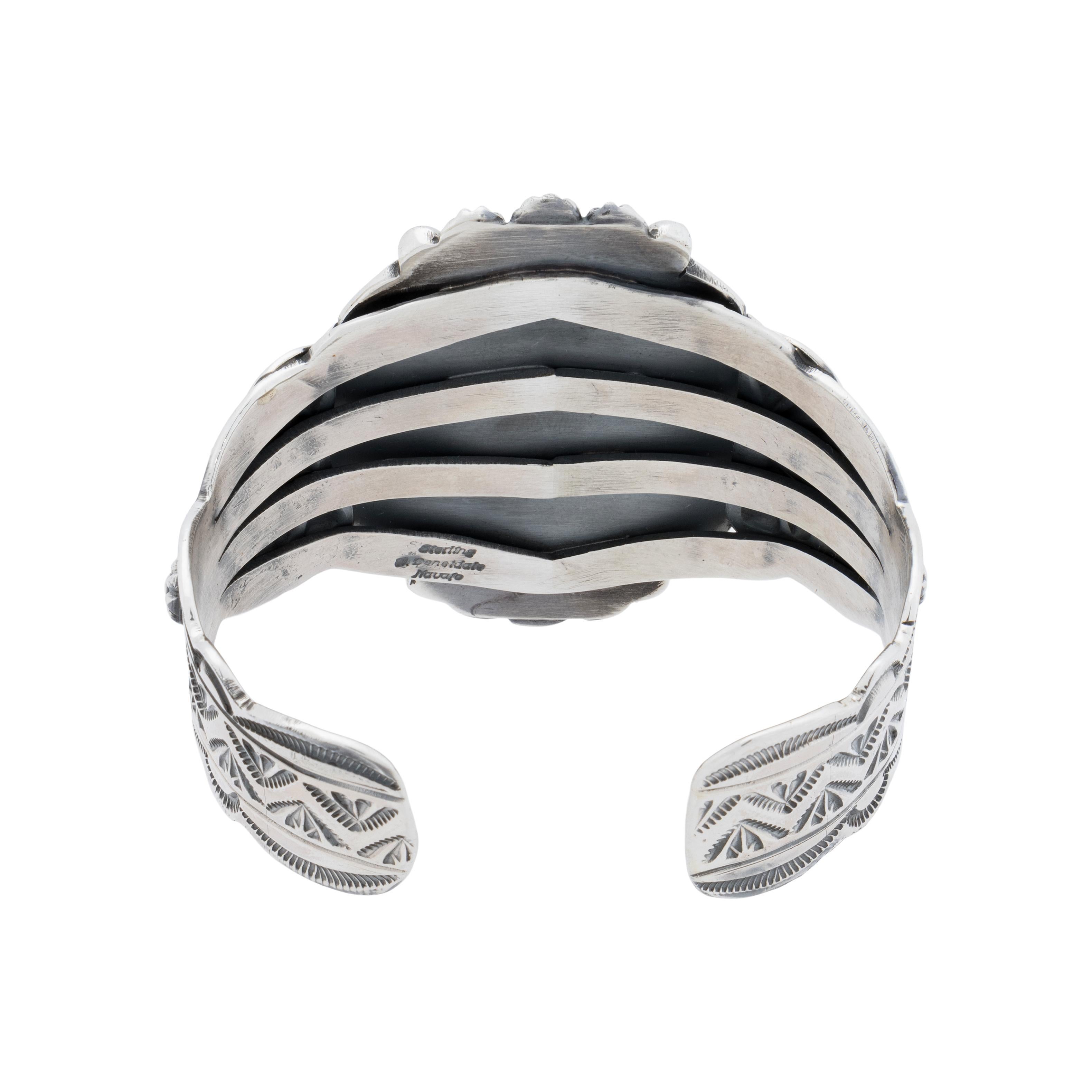 Bracciale Navajo in argento e turchese Kingman. Grande pietra naturale non trattata di prima qualità circondata da un classico bordo in corda ritorta e da palmette in sterling stampate a mano. Marchio 