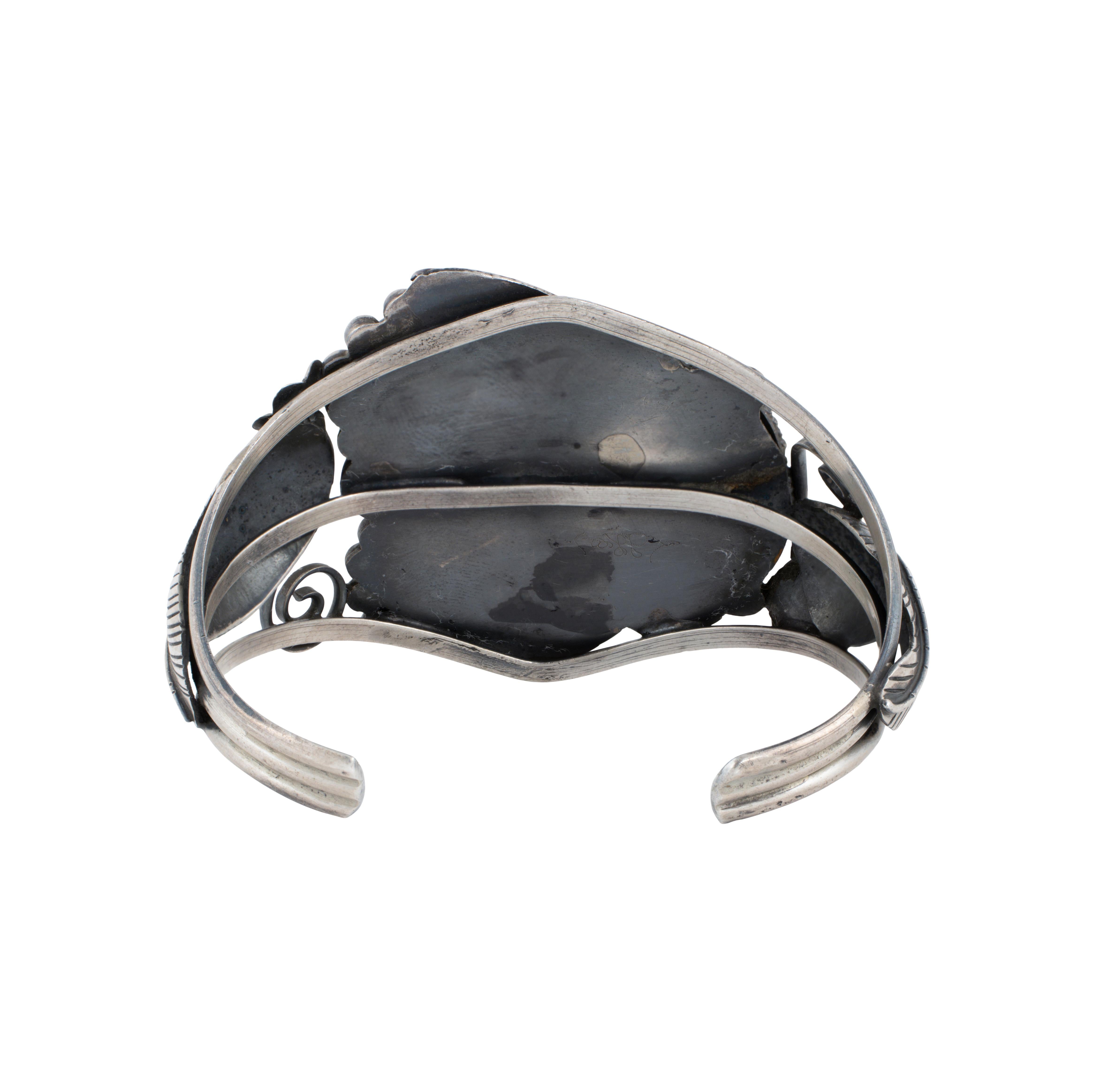 Navajo Dornröschen und Korallen Armband in Sterling Silber gesetzt. Sehr schöne Silberarbeit aus Blättern, Navajo-Perlen, Blumen und Schriftrollen. Aufwändig und detailliert. Sehr schöne Patina mit Flexibilität zur Anpassung an das Handgelenk.