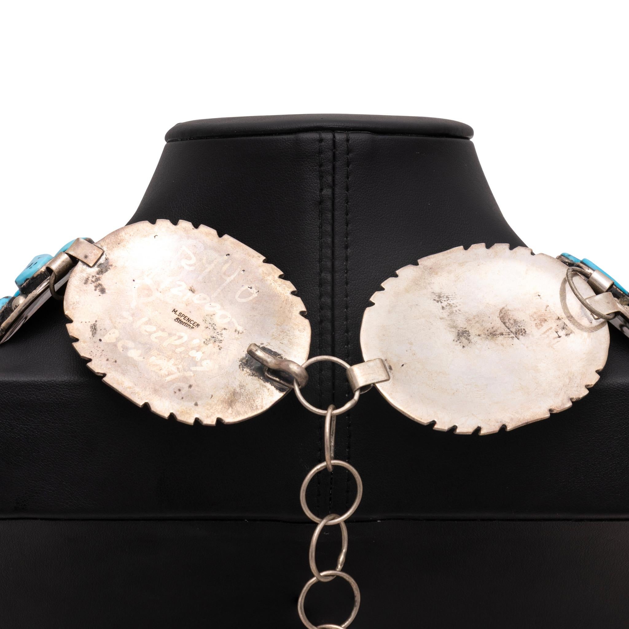 Ceinture concho Navajo Sleeping Beauty en turquoise et argent sterling. Douze conchos, chacun avec sept turquoises ovales. Chaque pierre est sertie d'un chaton lisse et rehaussée de perles en argent. Chaque concho est orné d'une corde torsadée et