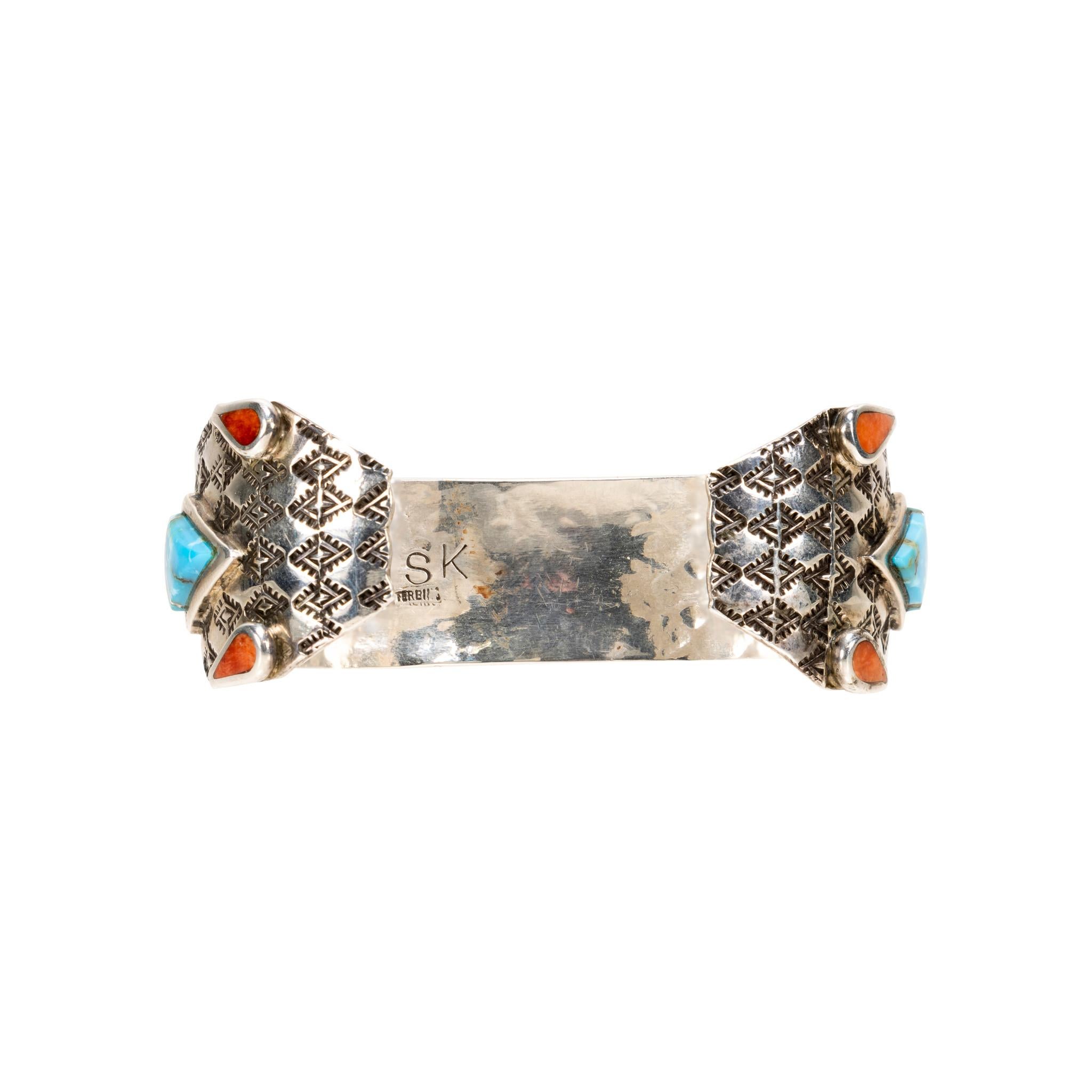 Bracciale Navajo Morenci in turchese, corallo e argento intarsiato. Sei diamanti di turchese intarsiati con sottili decorazioni in sterling line, incastonati in un bracciale con disegni di cristalli stampati a mano. Le estremità del bracciale sono