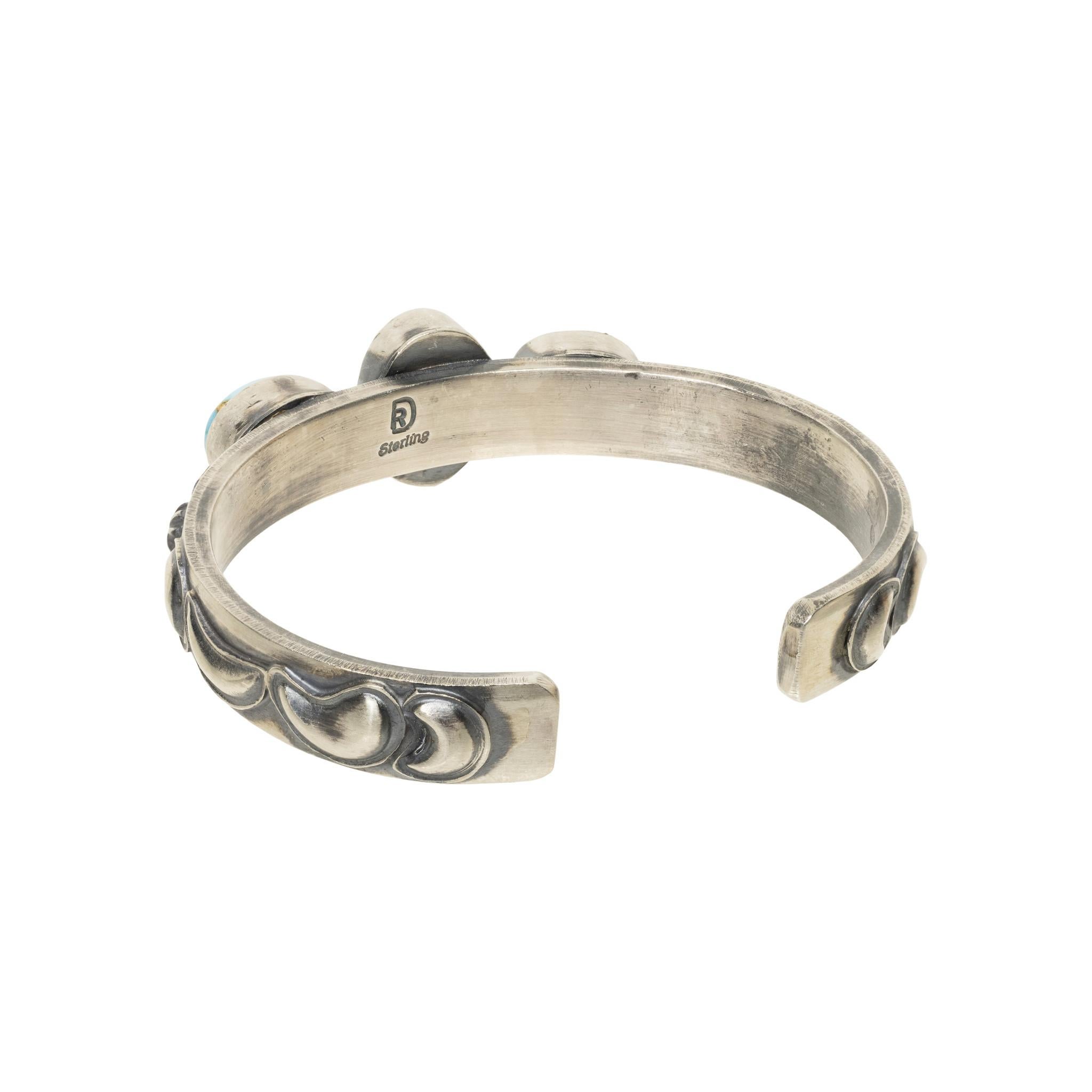 Bracciale Navajo Sonoran Gold in turchese e argento sterling dell'argentiere Navajo Ray Delgarito. Tre splendide pietre in rilievo con grande profondità su una fascia in argento sterling con palmette e mezzelune in rilievo. Bella patina. Timbro