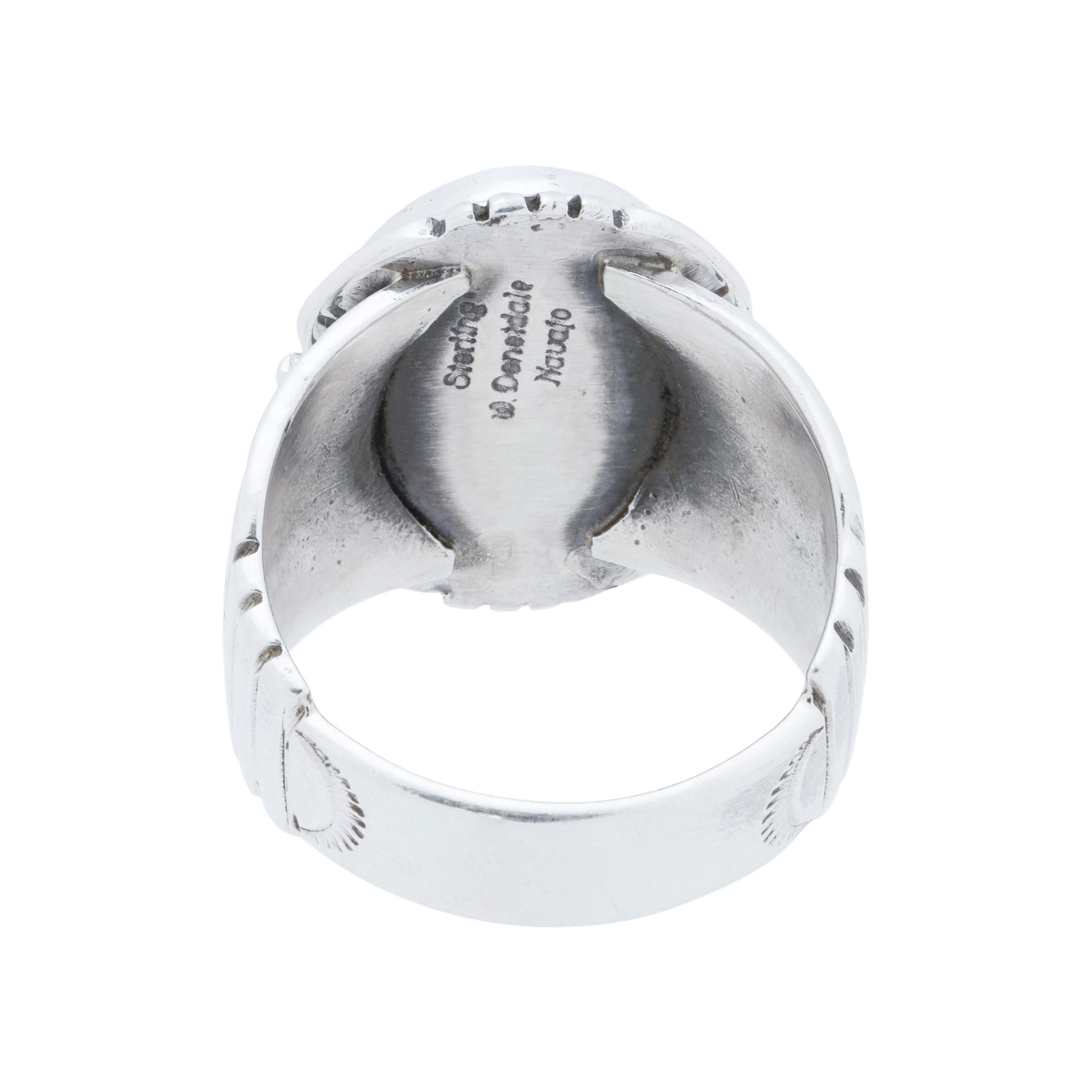 Anello Navajo in argento sterling e turchese di Sonoran. Pietra naturale e non trattata in cima a un classico bordo in corda ritorta con segni di taglio e palmette stampate a mano che attraversano la spessa fascia. Realizzato dall'argentiere navajo
