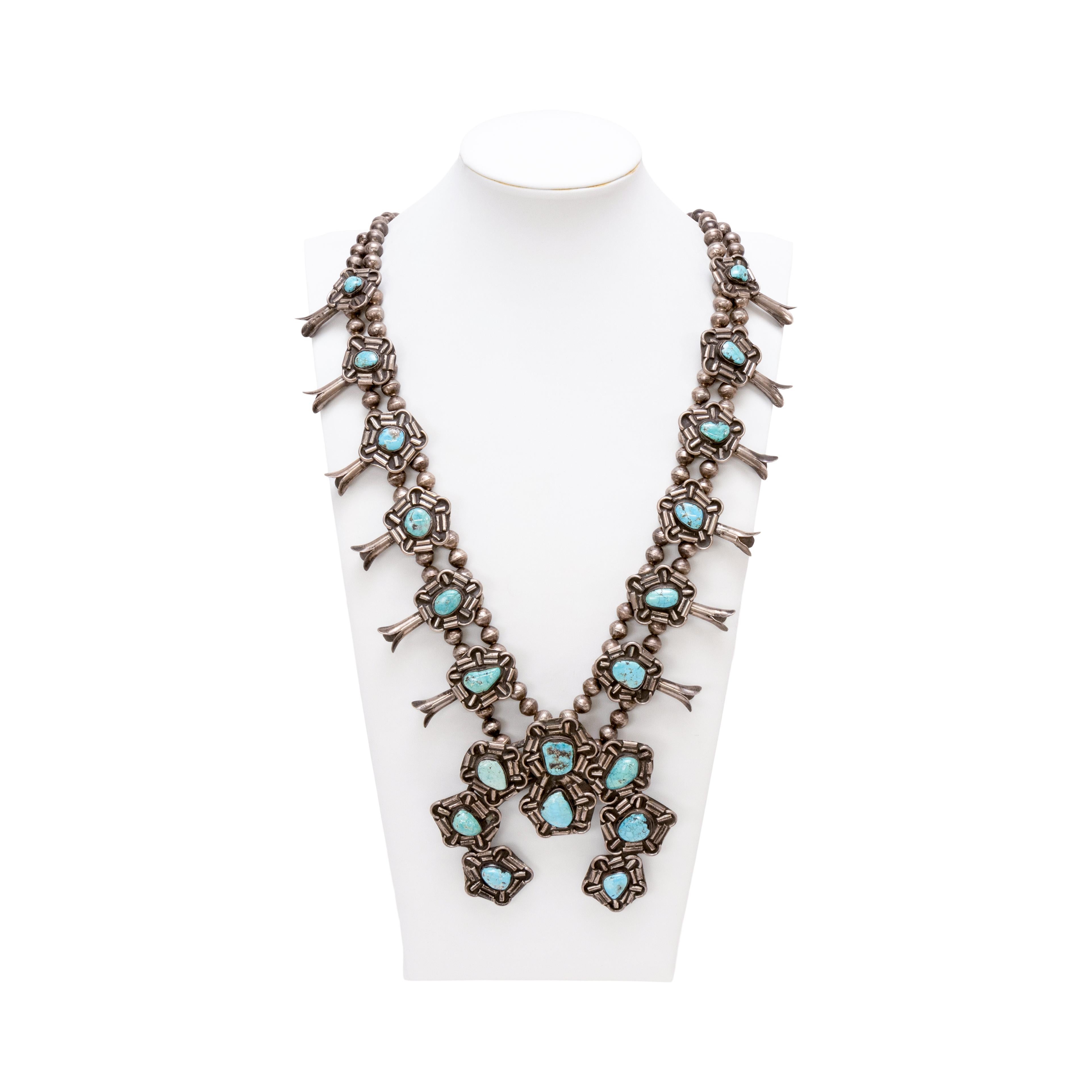 Collana di fiori di zucca Navajo, vecchia collana di pegno. Venti pietre di turchese Morenci con colori brillanti e una bella matrice. Due fili di perle Navajo che si uniscono nella parte posteriore. Ogni pietra è incorniciata da un insolito bordo a
