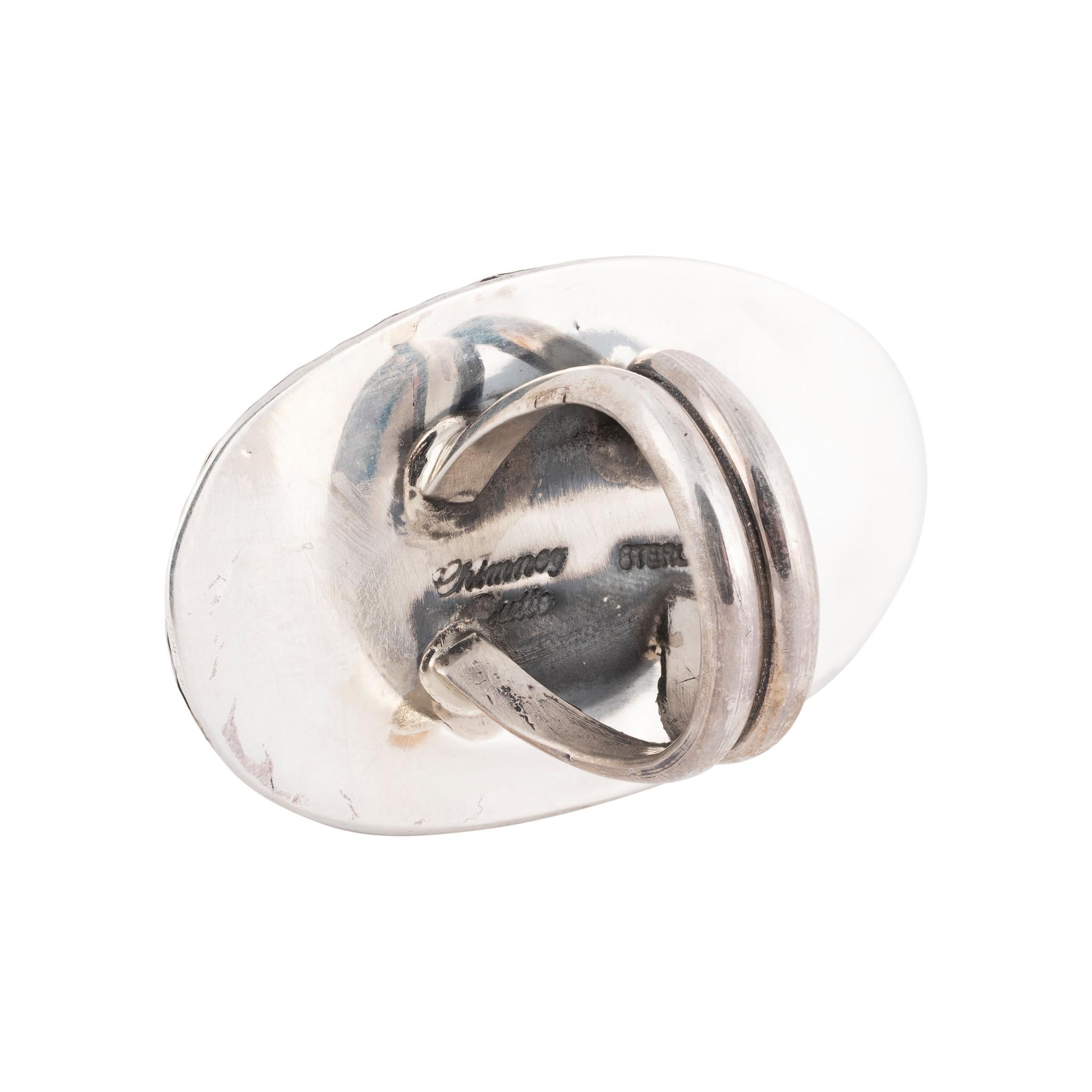 Navajo Sterling Silber Lapislazuli ovaler Ring. Großer Lapis-Stein mit winzigen Goldpyrit-Flecken im Inneren. Eingefasst in eine Sterling-Schattenbox mit gedrehtem Seilrand. Aus Sterling gestempelt und mit 
