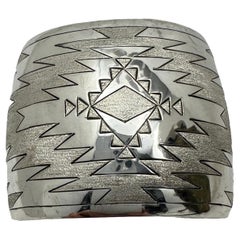 Navajo ~ Sterlingsilber .925 Aztec Design 2" Manschettenarmband ~ von Delbert Shirley