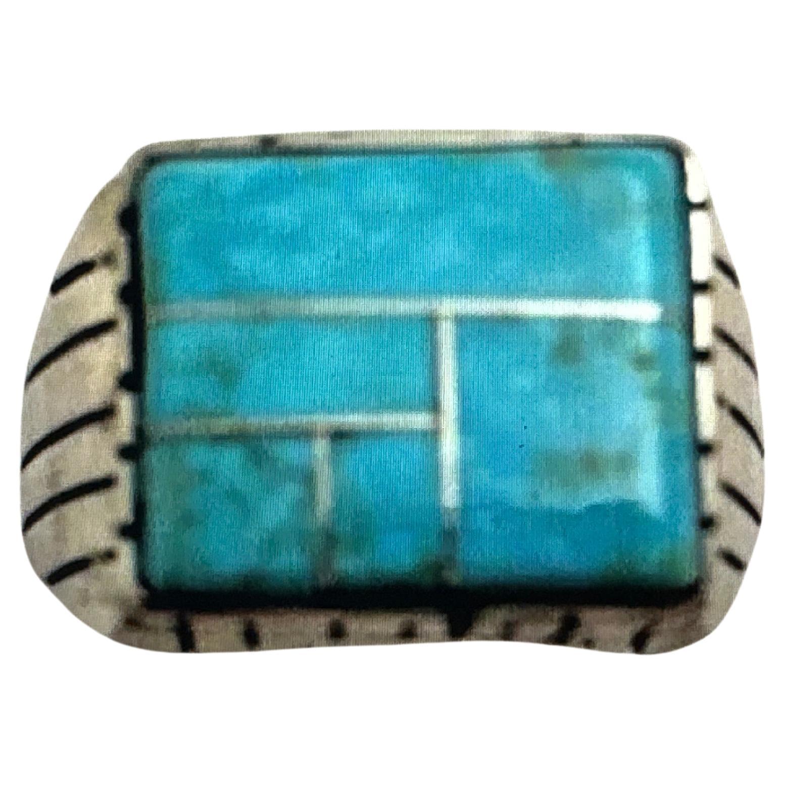 Anillo rectangular para hombre Navajo de plata de ley .925 con incrustaciones de turquesa de Kingman de 16 mm x 14 mm 
Talla 12
El artista navajo Ray Jack


El turquesa, una mezcla de azul y verde, tiene algunos de los mismos atributos de frescor y