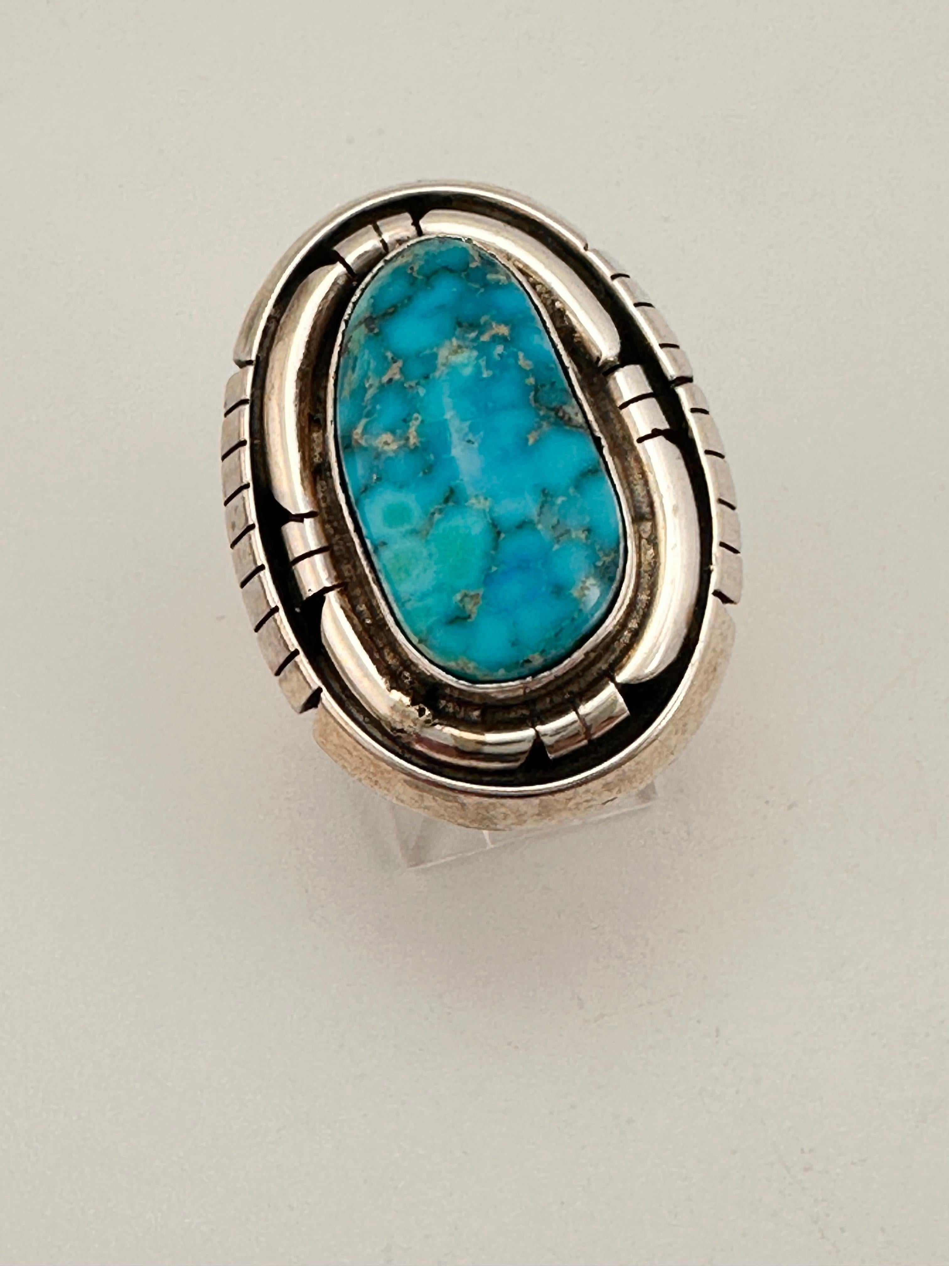 Navajo Sterling Silver .925 Kingman Turquiose 23mm x 30mm Oval Ring Size 7
stone measures 12mm x 21mm...stone has a very nice high polish.

Turquoise, a blend of the color blue and the color green, has some of the same cool and calming attributes.
