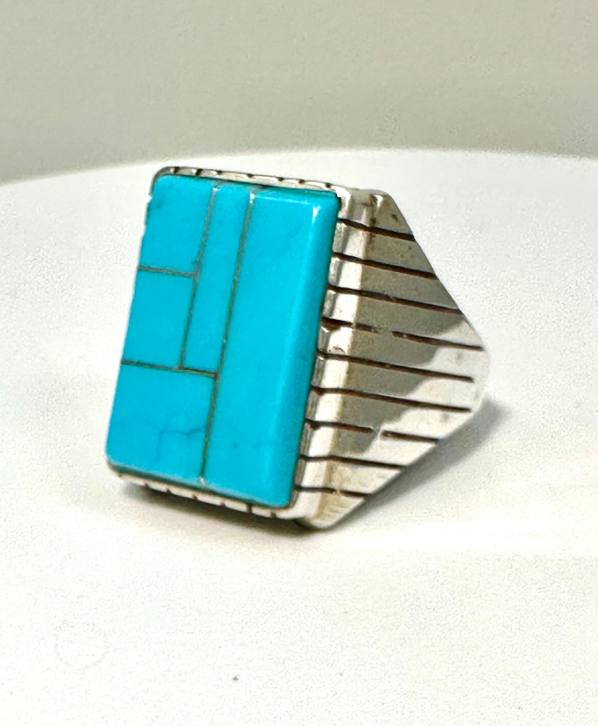 Navajo Sterling Silver .925 Kingman Turquoise 15 x 20mm Rectangle Ring Size 10.5

La turquoise, un mélange de bleu et de vert, présente les mêmes caractéristiques de fraîcheur et d'apaisement. La couleur turquoise est associée à des significations