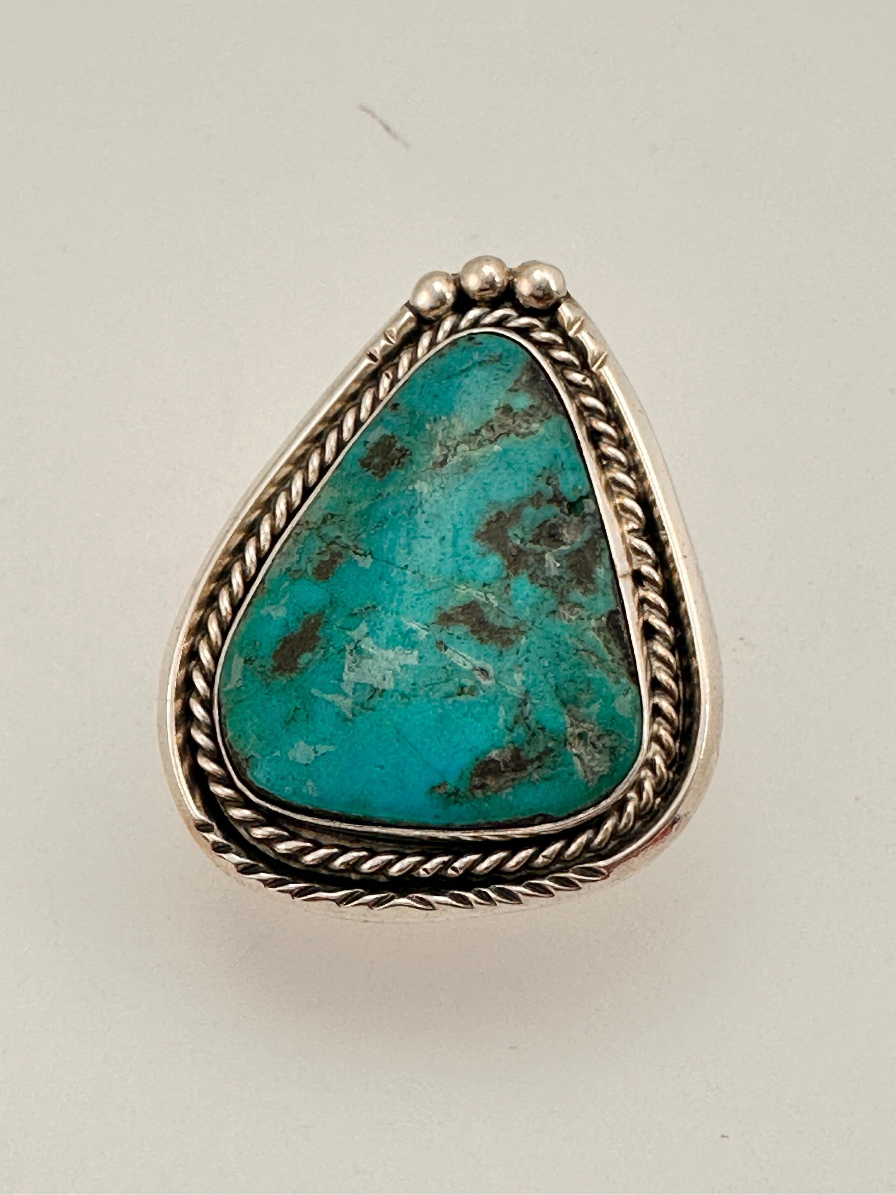 Navajo Sterling Silver .925 Kingman Turquoise 32mm x 42mm Triangular Ring Size 7

Stone measures 25mm x 30mm


Turquoise, a blend of the color blue and the color green, has some of the same cool and calming attributes. The color turquoise is