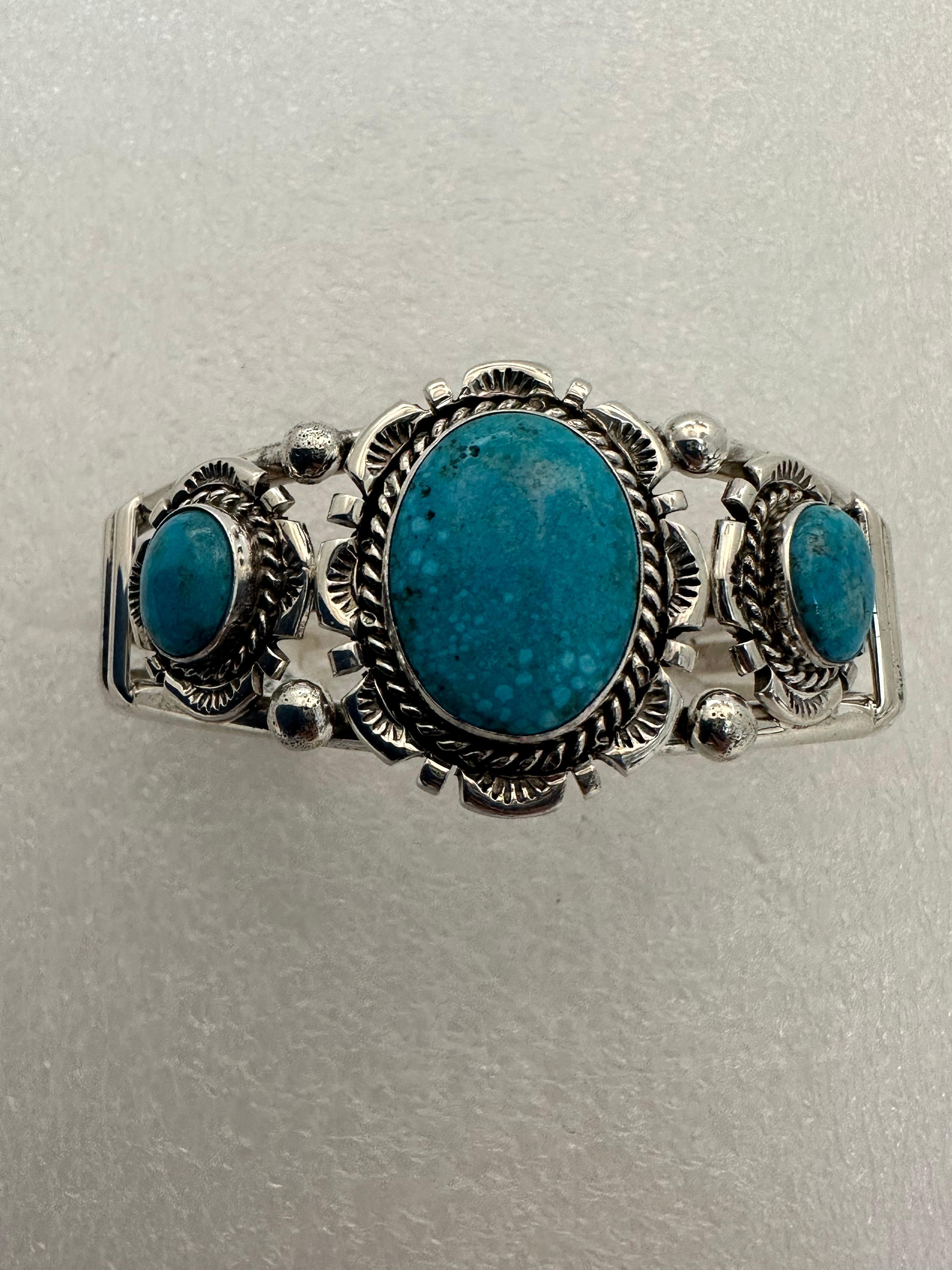 Bracelet Navajo en argent sterling .925 Kingman Turquoise signé par Augustine Largo
2 1/2