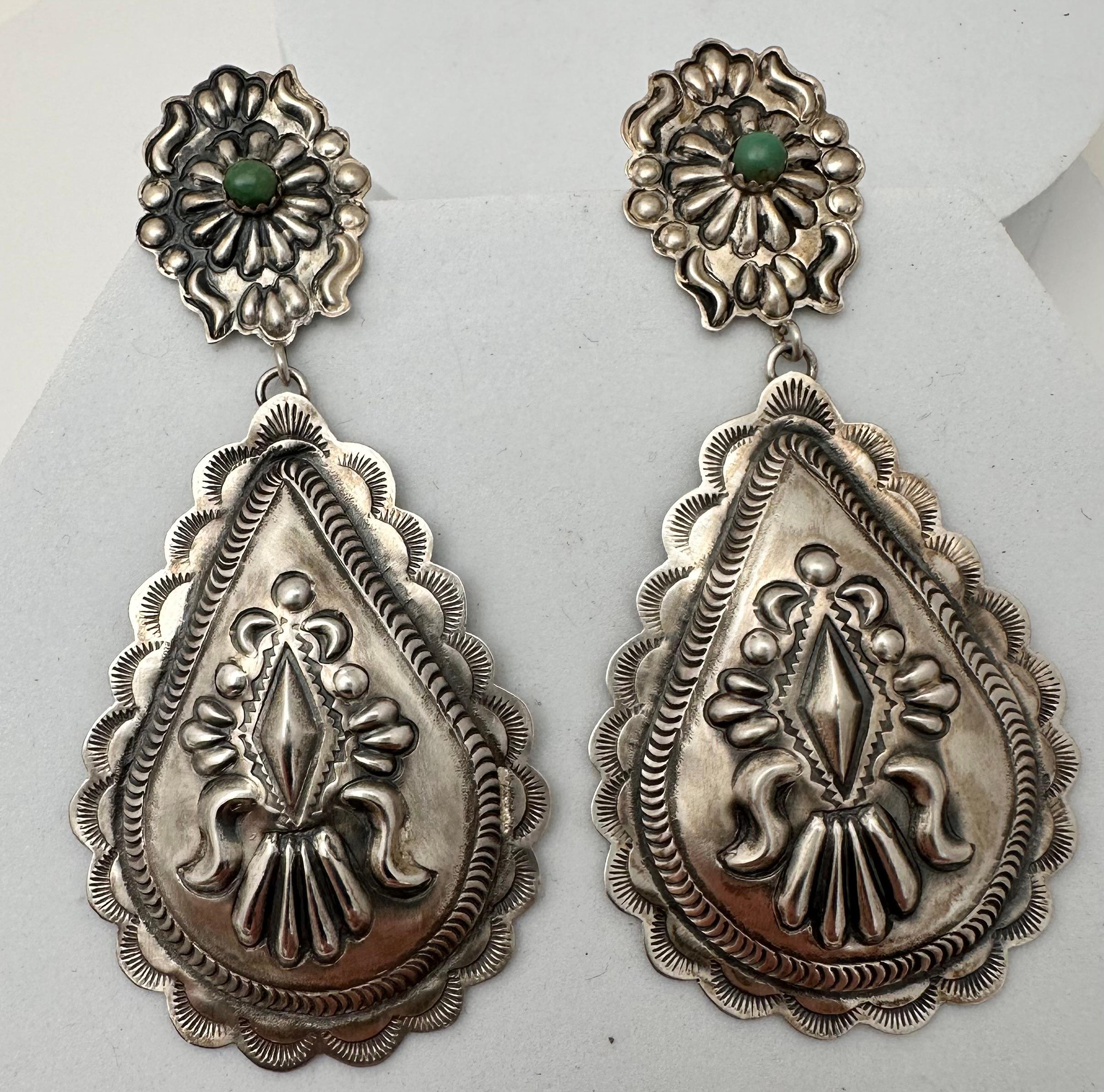 Navajo Sterling Silber .925 Repousse mit 4mm runden grünen Türkis in birnenförmigen Ohrringe baumeln gesetzt 
Ungefähr 1,5
