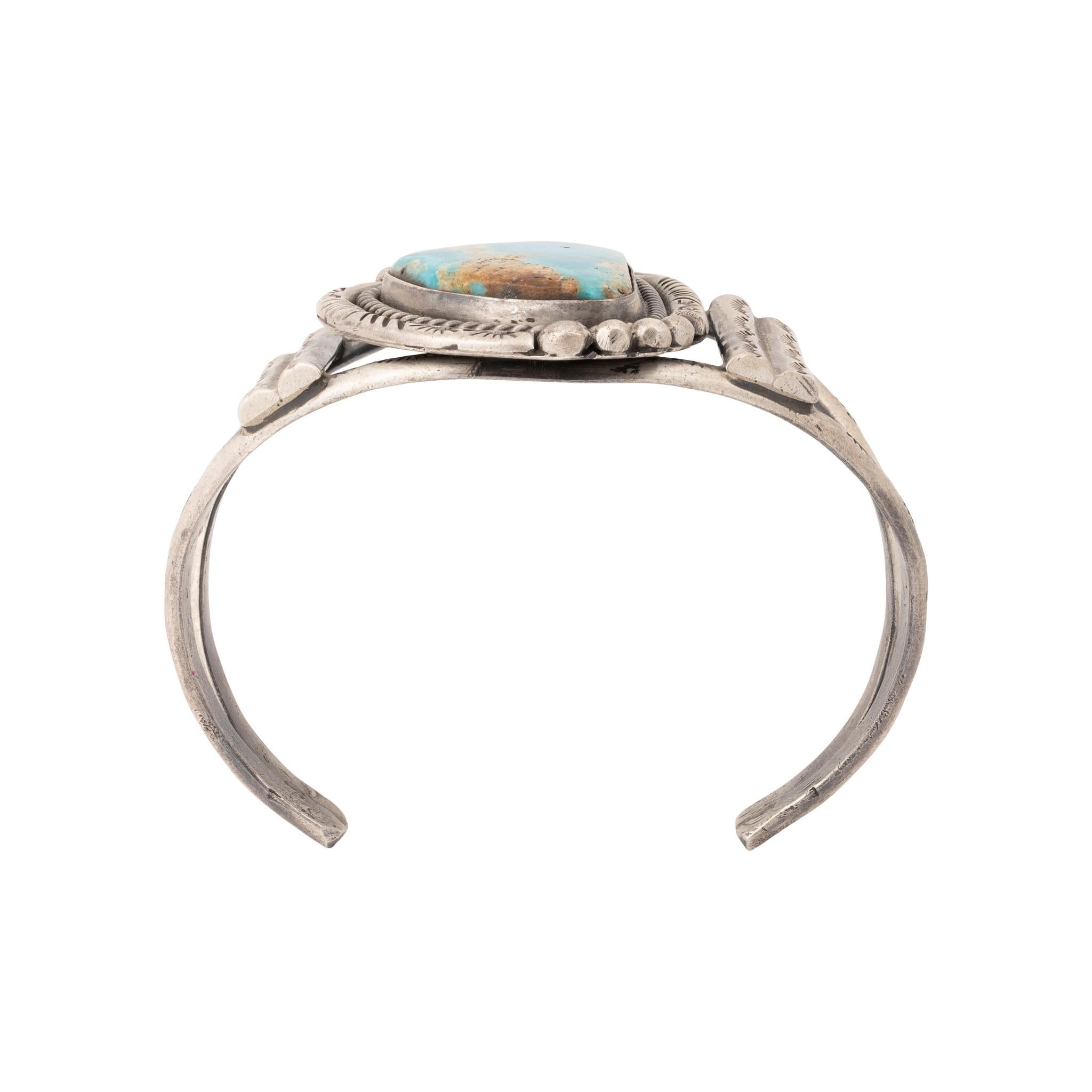 Bracciale in turchese Navajo e argento sterling. Singola pietra di turchese di Cerrillos dal colore blu brillante con matrice marrone e oro. La pietra ha una reale profondità visiva ed è di qualità molto elevata. Taglio asimmetrico con incastonatura