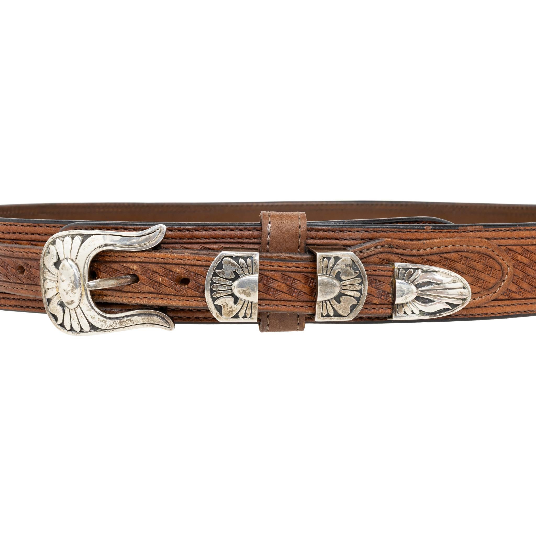 Set di cinture con fibbia in argento sterling Navajo dell'argentiere Navajo Alvin Begay. Fibbia su cintura in pelle intrecciata con utensili. La fibbia presenta un design a scatola d'ombra in argento sterling che si riflette sui passanti e