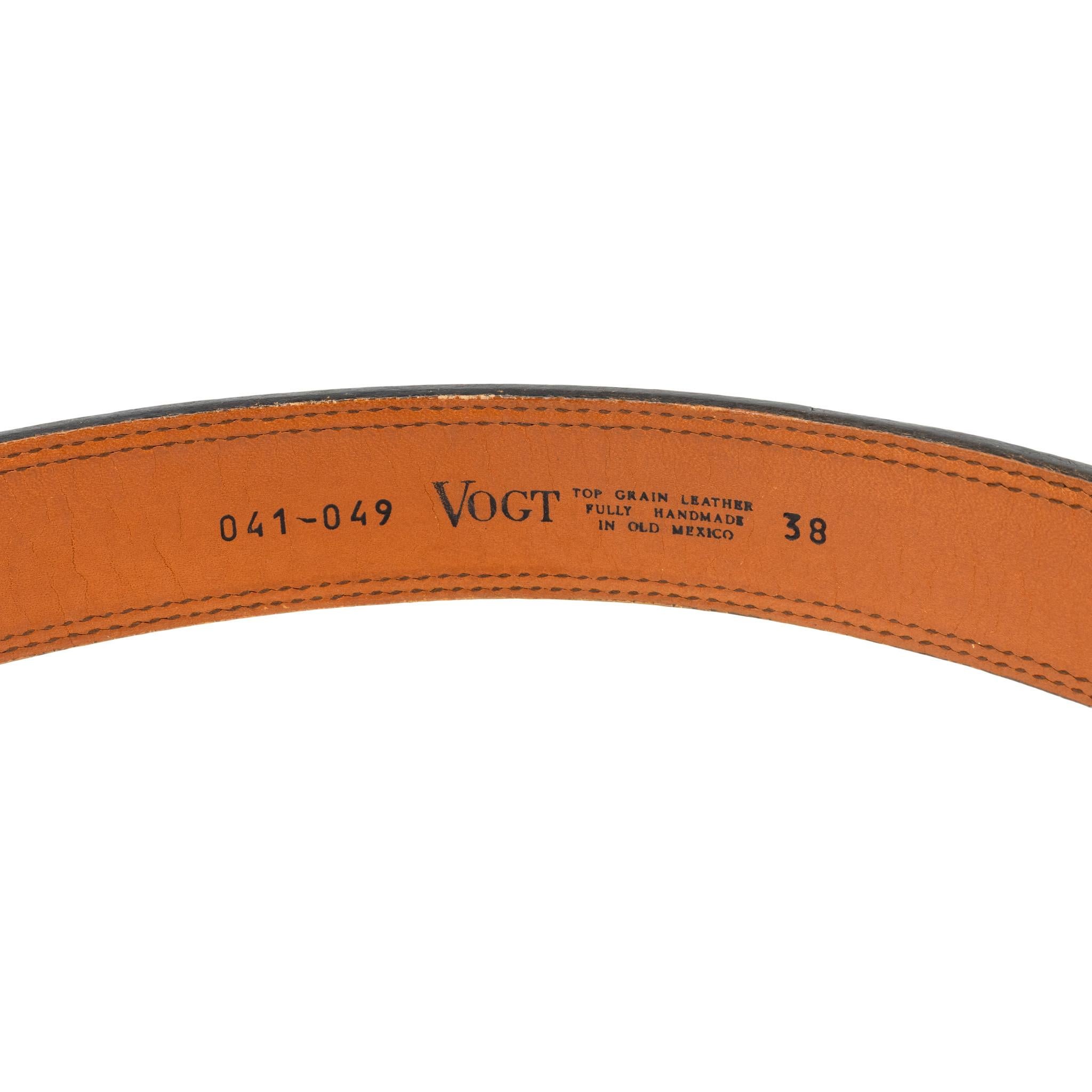 Set de ceinture à boucle en argent sterling Navajo par l'orfèvre Navajo Alvin Begay. Boucle de la ceinture en cuir tressé. La boucle présente un design en argent sterling qui se reflète sur les boucles et l'embout. Marque du fabricant au dos. La