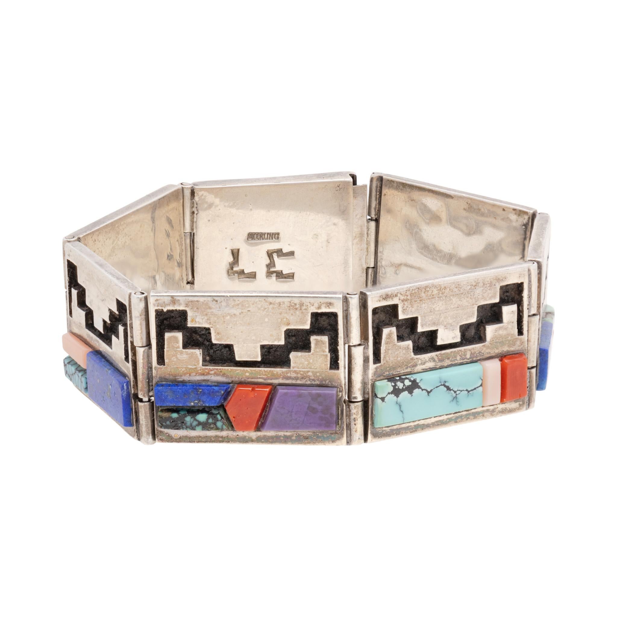 Bracciale a maglie in argento sterling e intarsio Navajo con catena di sicurezza. Sei maglie in argento sterling più connettore con pietre di lapis, turchese, ostrica spinosa, corallo e charoite con disegni geometrici stampati. Ogni link ha una