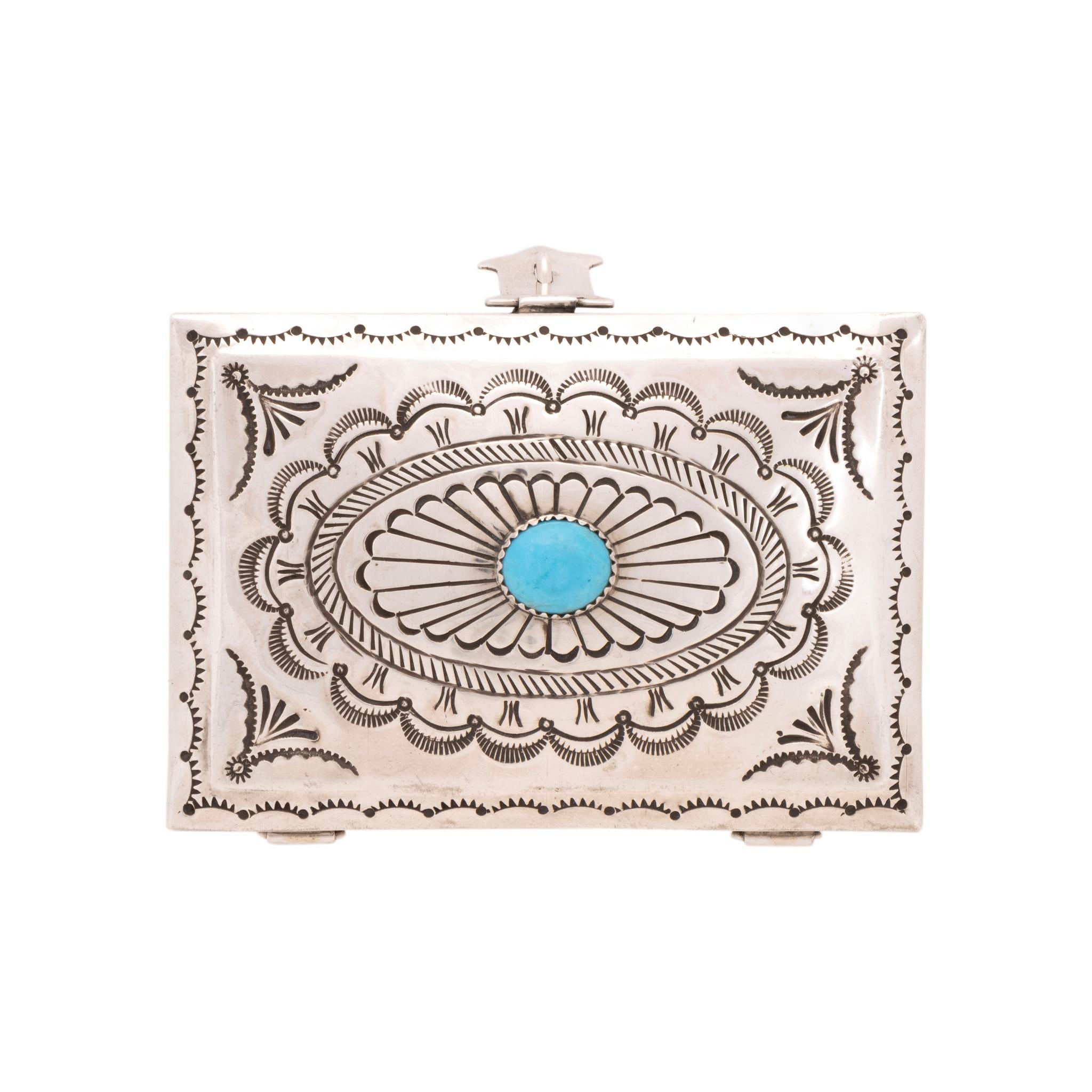 Boîte à bibelots en argent sterling pour les Indiens Navajo et Four Corners. Décoration gravée sur le couvercle et les côtés, avec un cabochon de turquoise au centre du couvercle. Les jambes sont pointues, le couvercle se ferme bien. Marque de