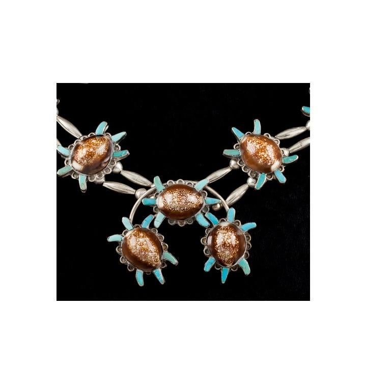 Navajo-Halskette aus Sterlingsilber mit türkisfarbenem und braunem gesprenkeltem Muschelquash für Damen oder Herren im Angebot