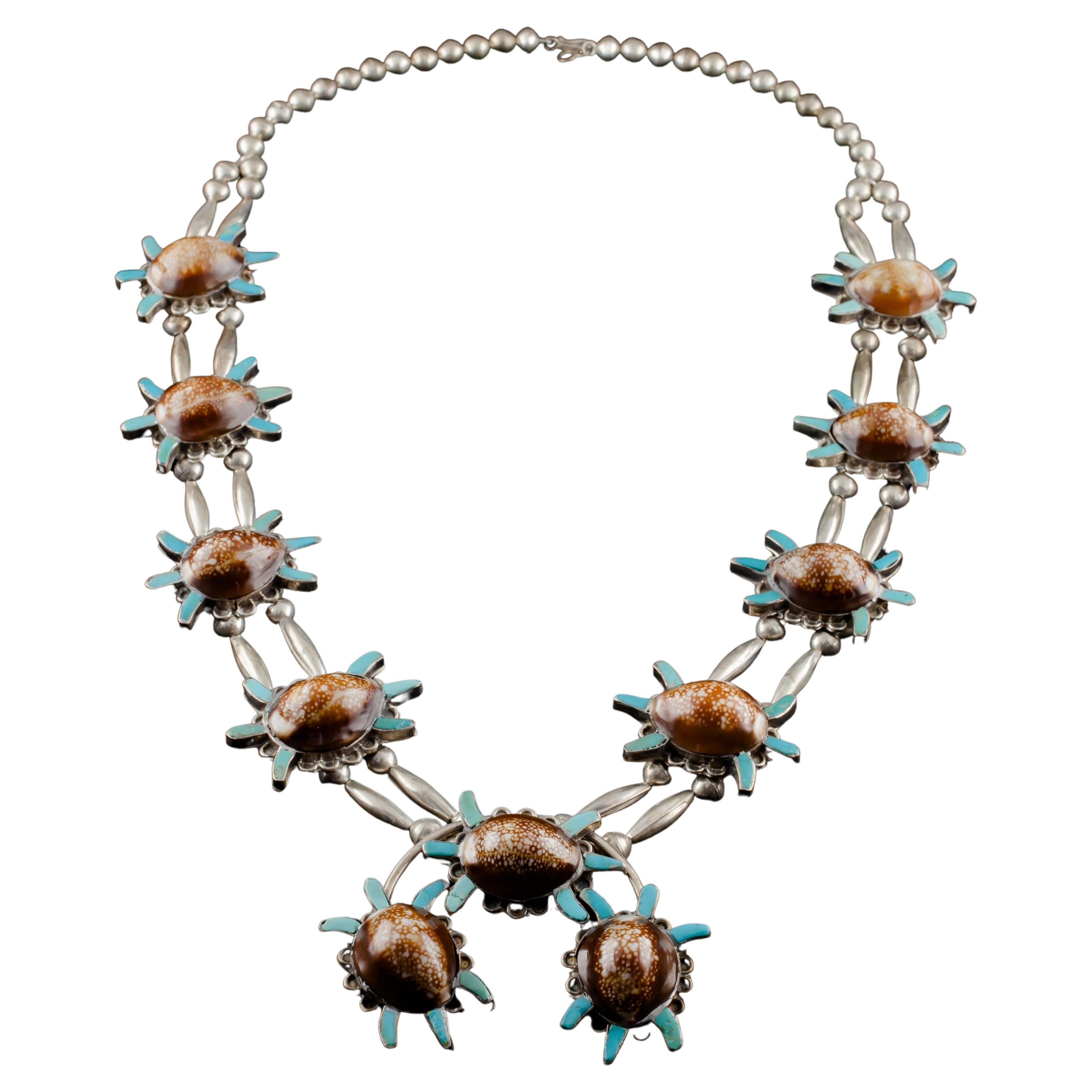 Navajo-Halskette aus Sterlingsilber mit türkisfarbenem und braunem gesprenkeltem Muschelquash im Angebot