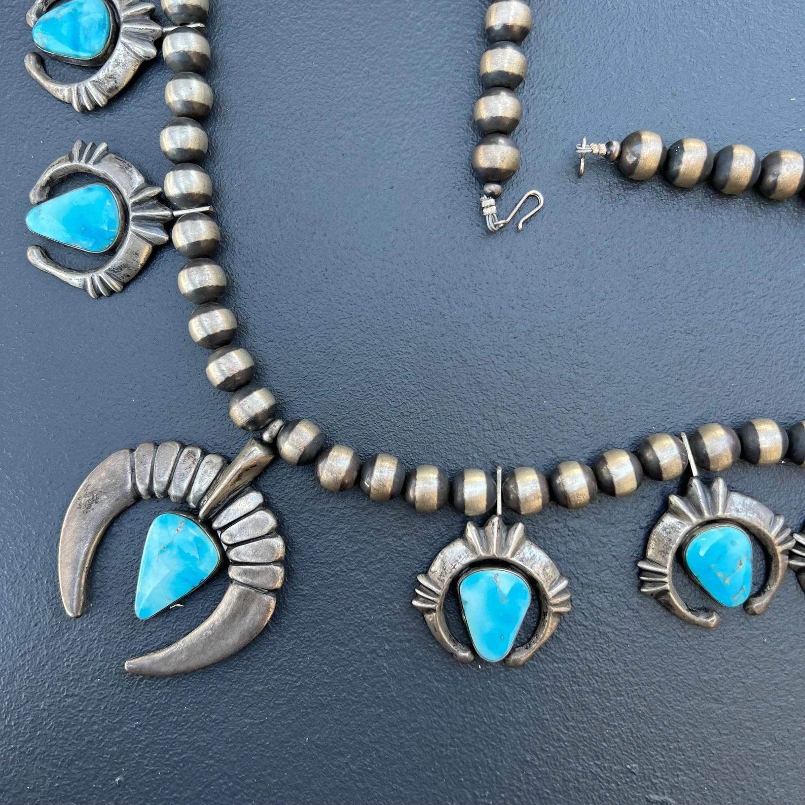 Taille cabochon Navajo Collier fleur de requin en argent sterling et turquoise en vente