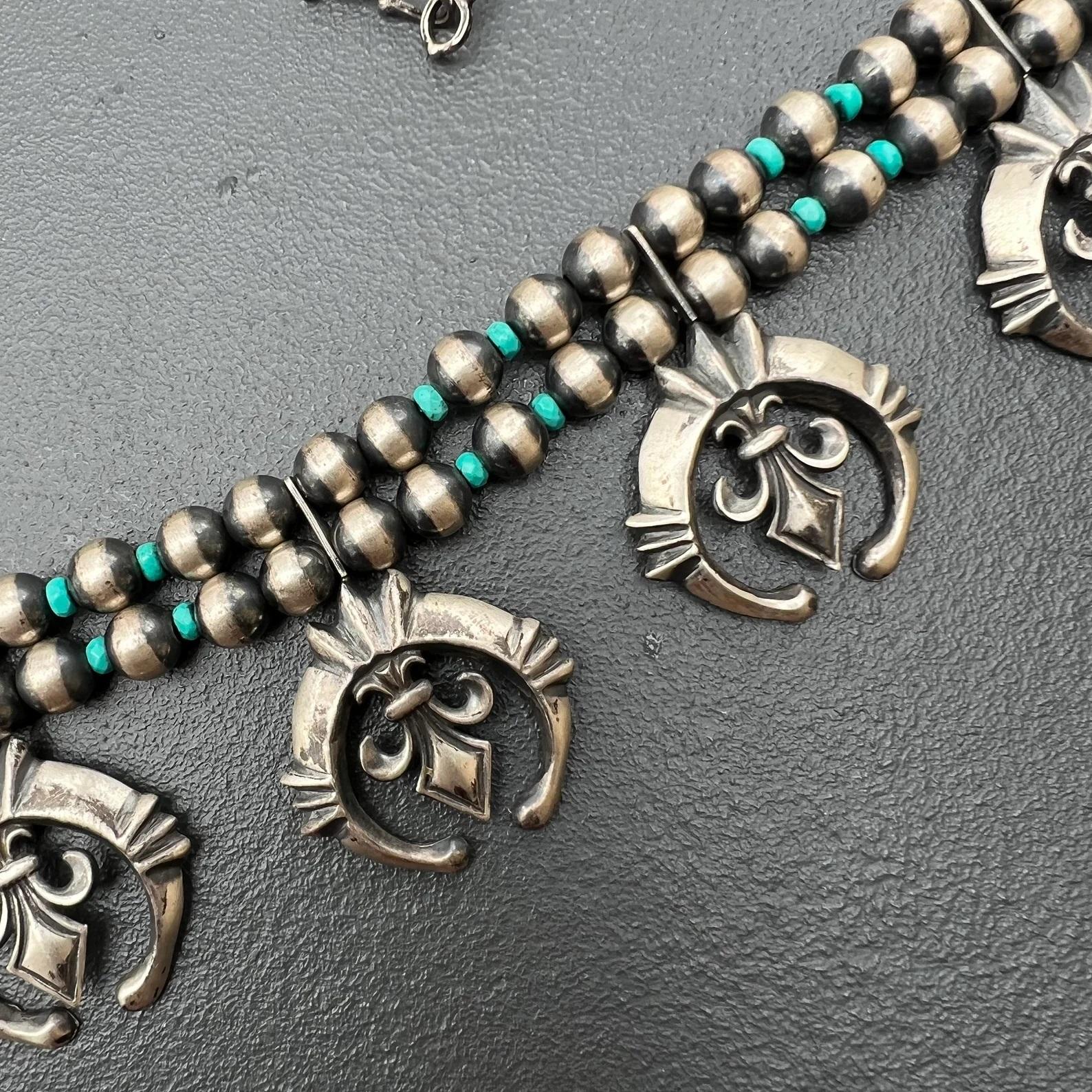 Halskette mit Türkis-Squash-Blumen aus Sterlingsilber von Navajo  für Damen oder Herren im Angebot