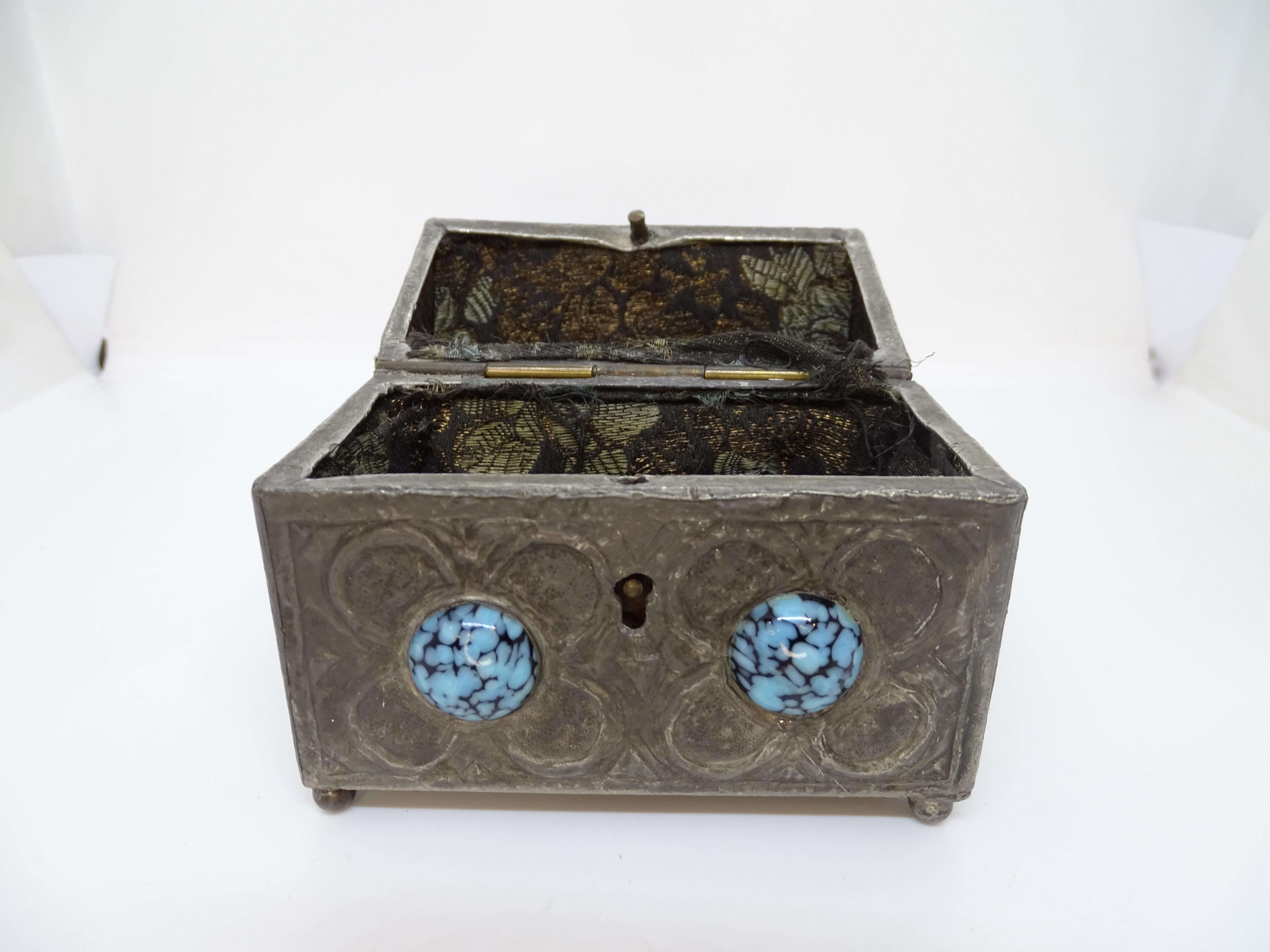 Boîte à bijoux de style Navajo en argent nickelé et cabochons de turquoise en vente 8