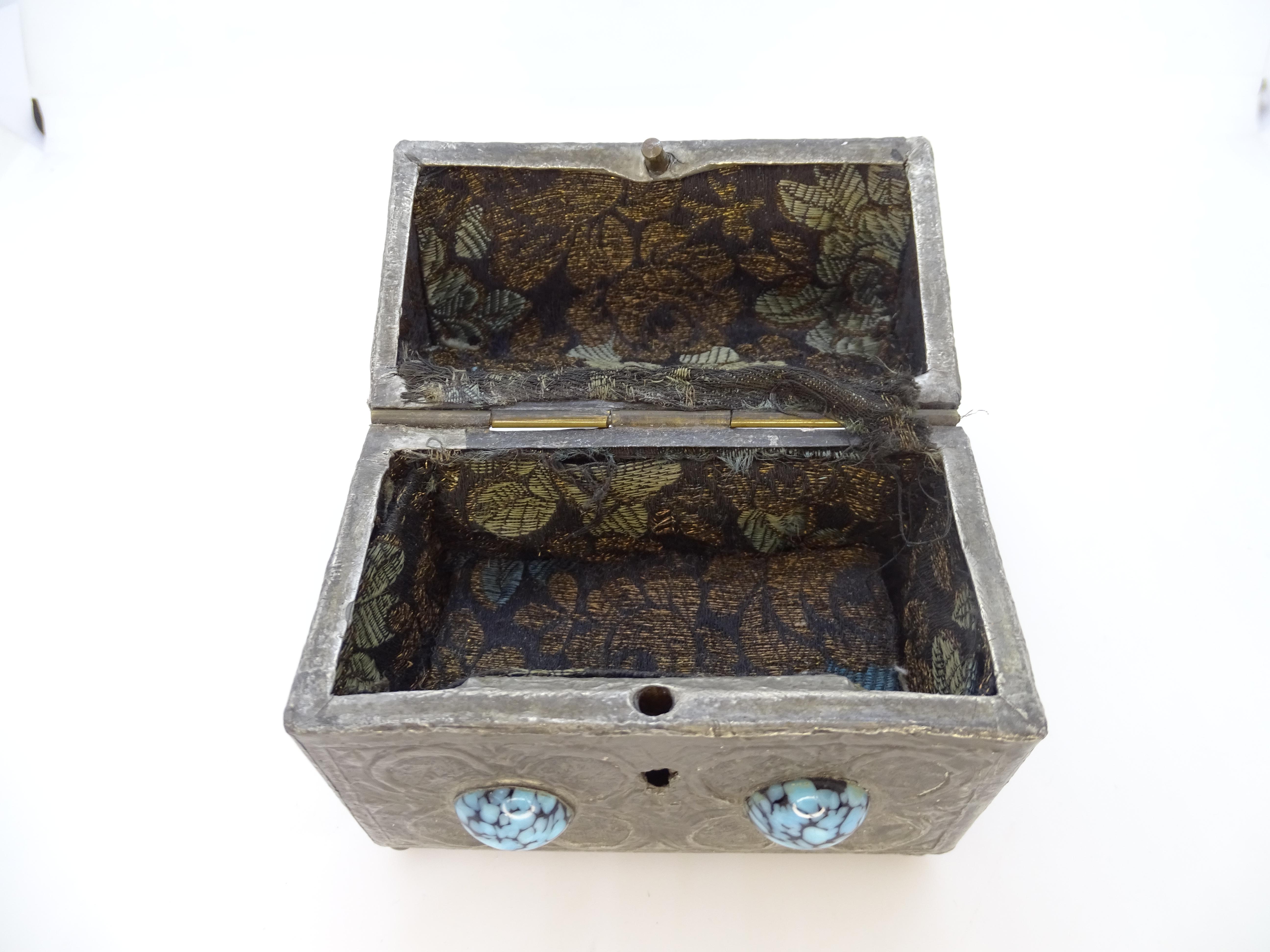 Boîte à bijoux de style Navajo en argent nickelé et cabochons de turquoise en vente 9