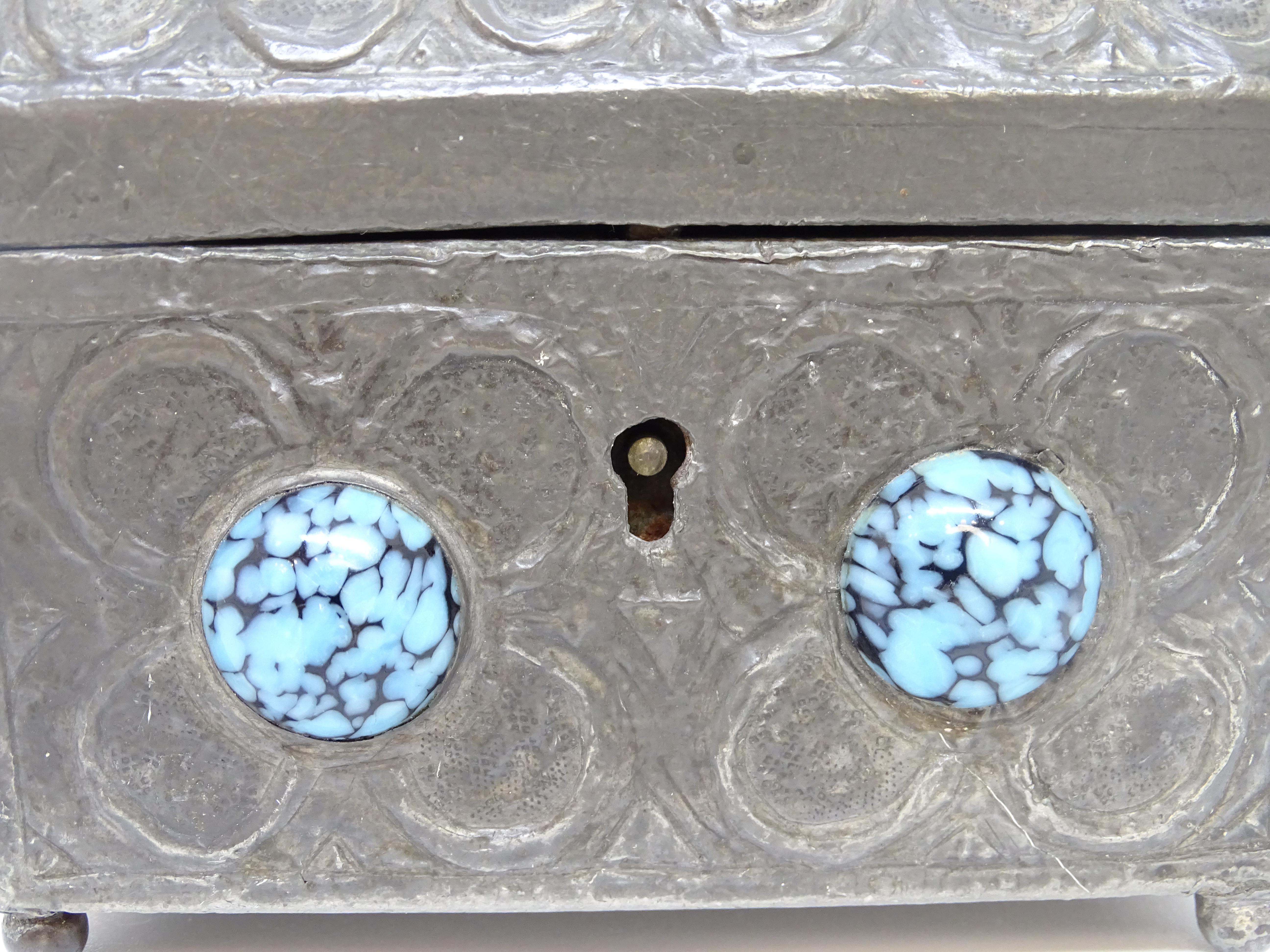 Boîte à bijoux de style Navajo en argent nickelé et cabochons de turquoise en vente 12