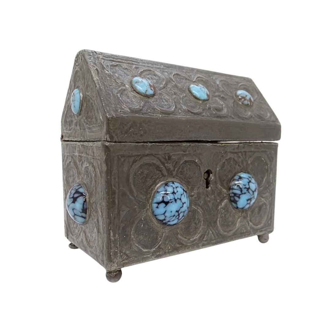 Cet unique et magnifique  ou boîte à bijoux est une pièce hautement décorative, fabriquée à la main, qui s'inspire de l'artisanat renommé des orfèvres Navajo. Il est fait d'un alliage d'argent et de nickel, connu sous le nom d'argent allemand, et