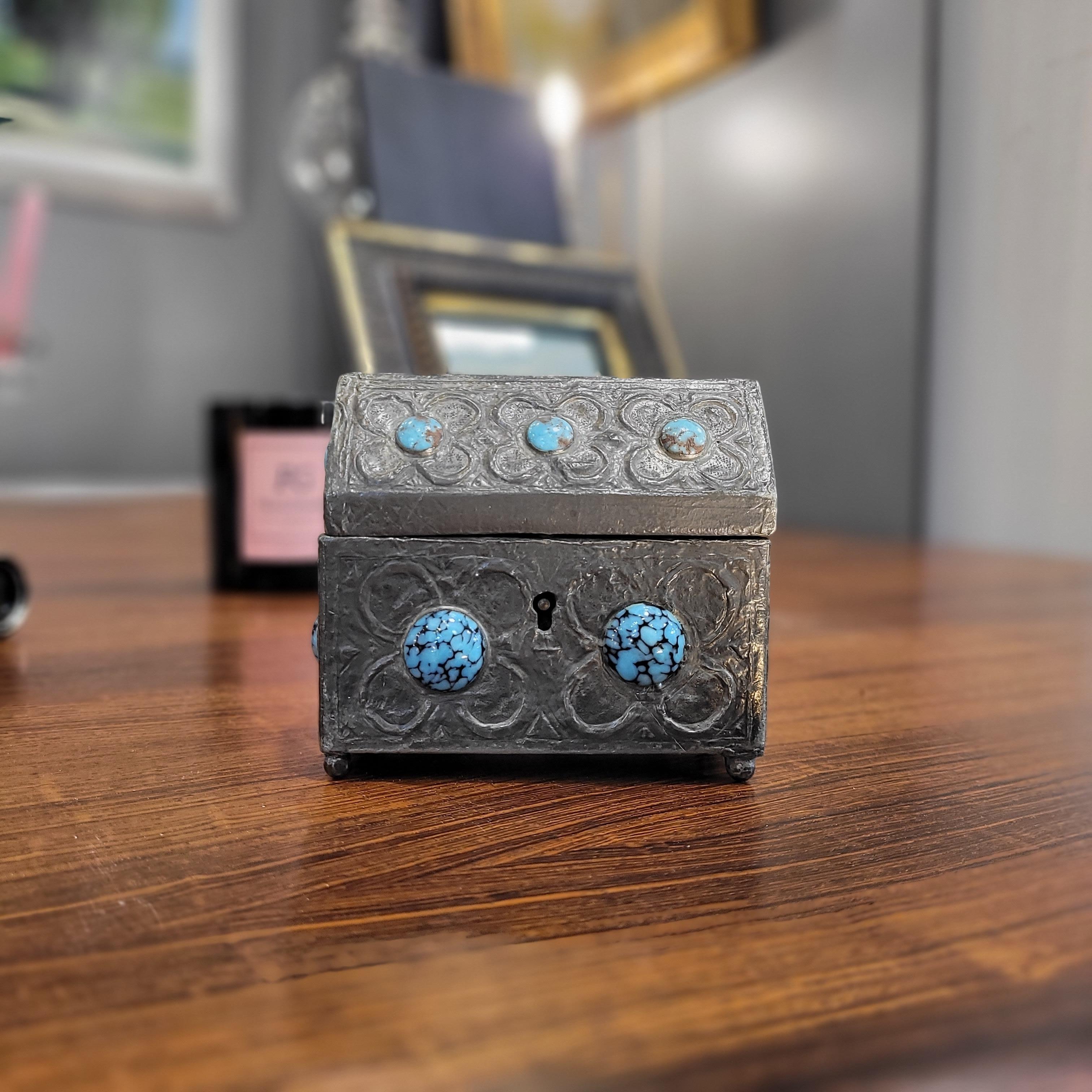 Boîte à bijoux de style Navajo en argent nickelé et cabochons de turquoise Unisexe en vente