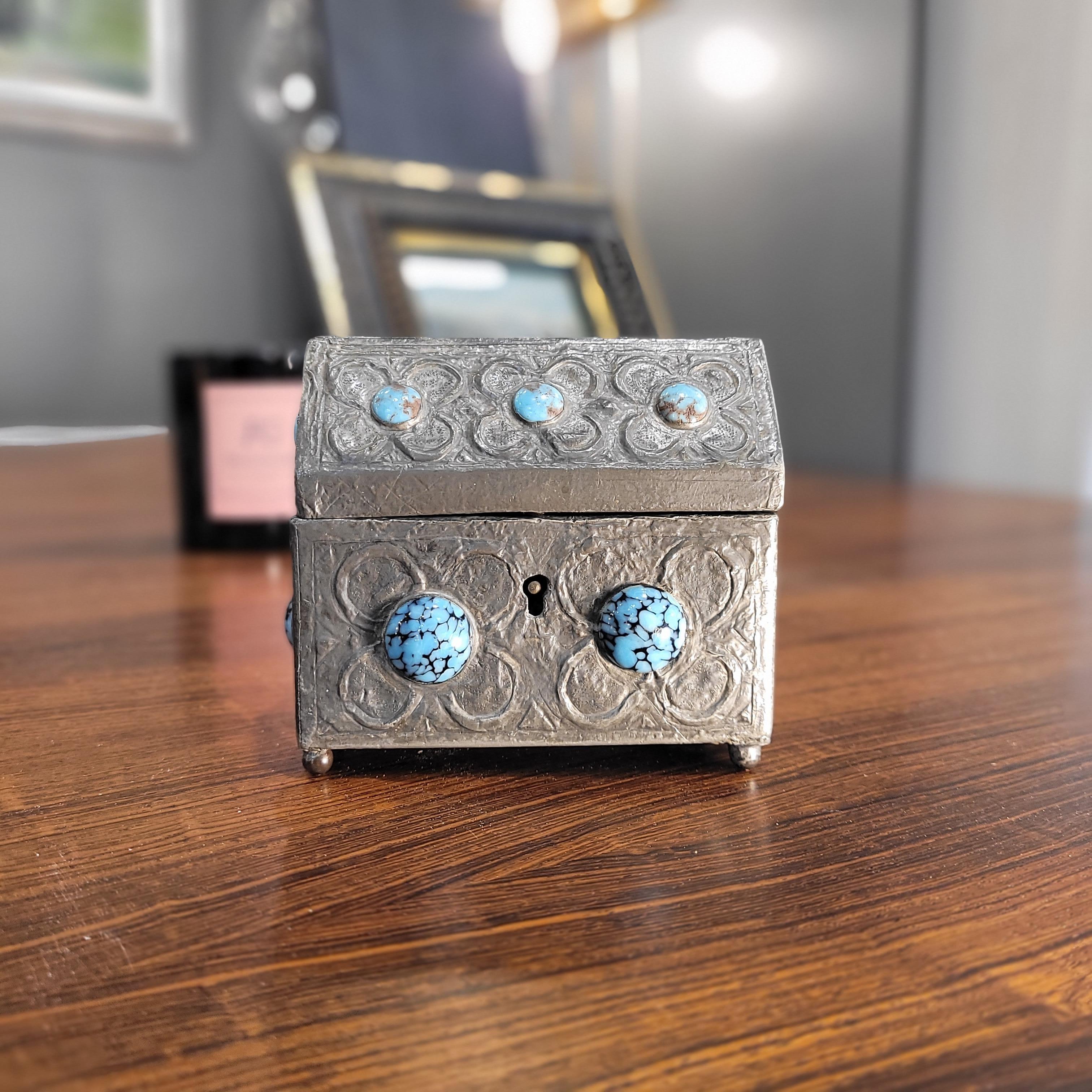 Boîte à bijoux de style Navajo en argent nickelé et cabochons de turquoise en vente 1