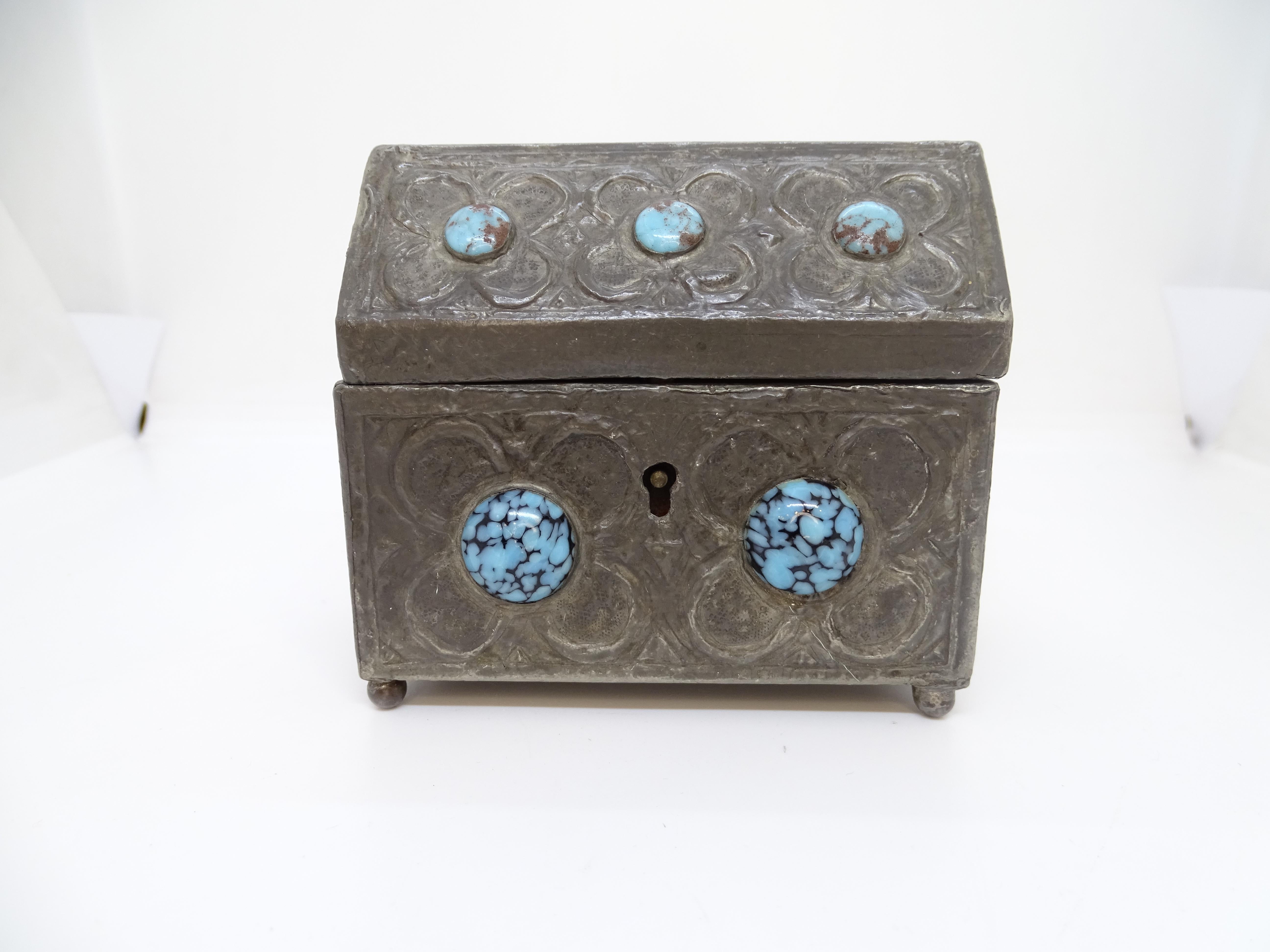 Boîte à bijoux de style Navajo en argent nickelé et cabochons de turquoise en vente 2
