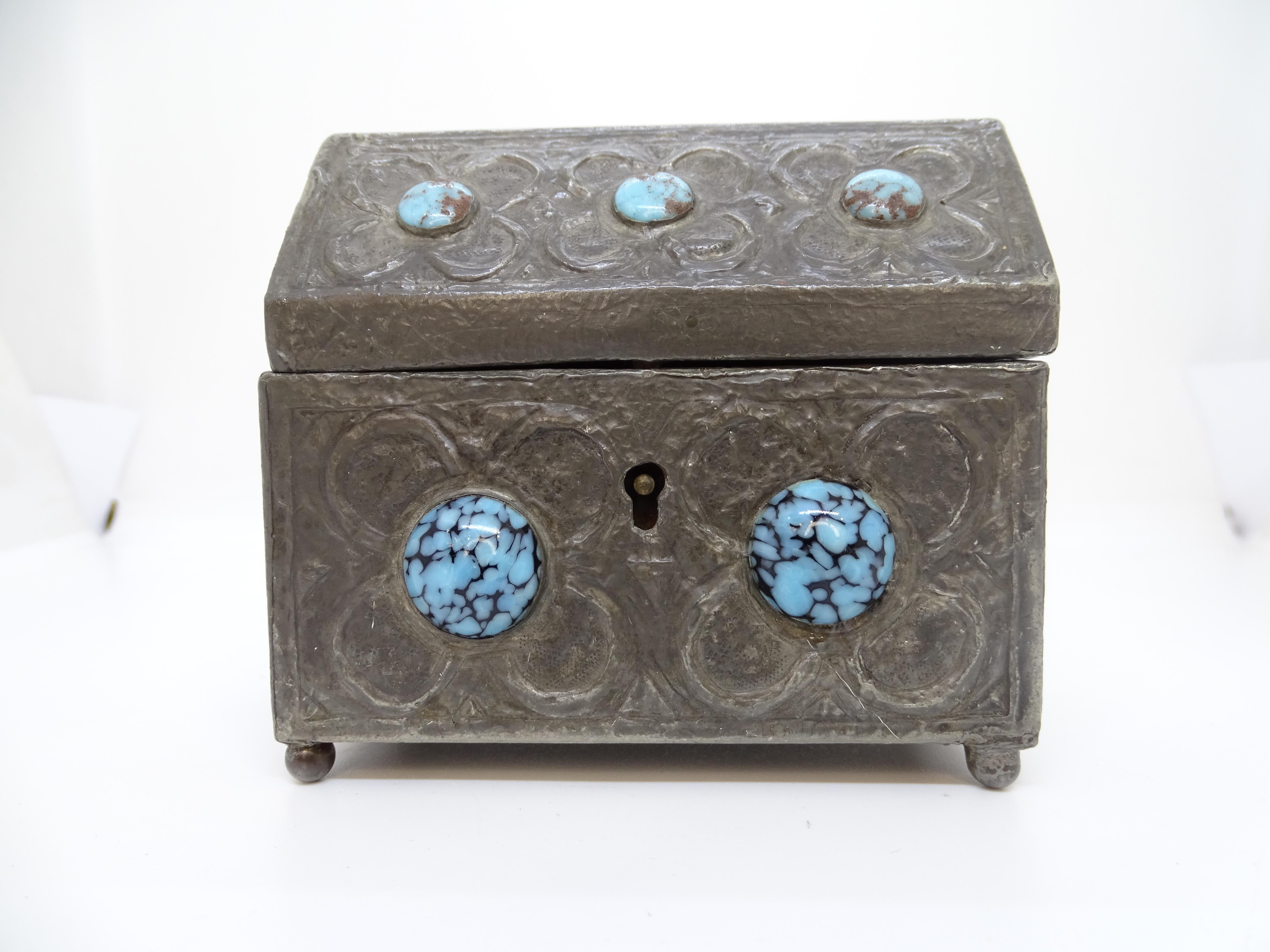 Boîte à bijoux de style Navajo en argent nickelé et cabochons de turquoise en vente 3