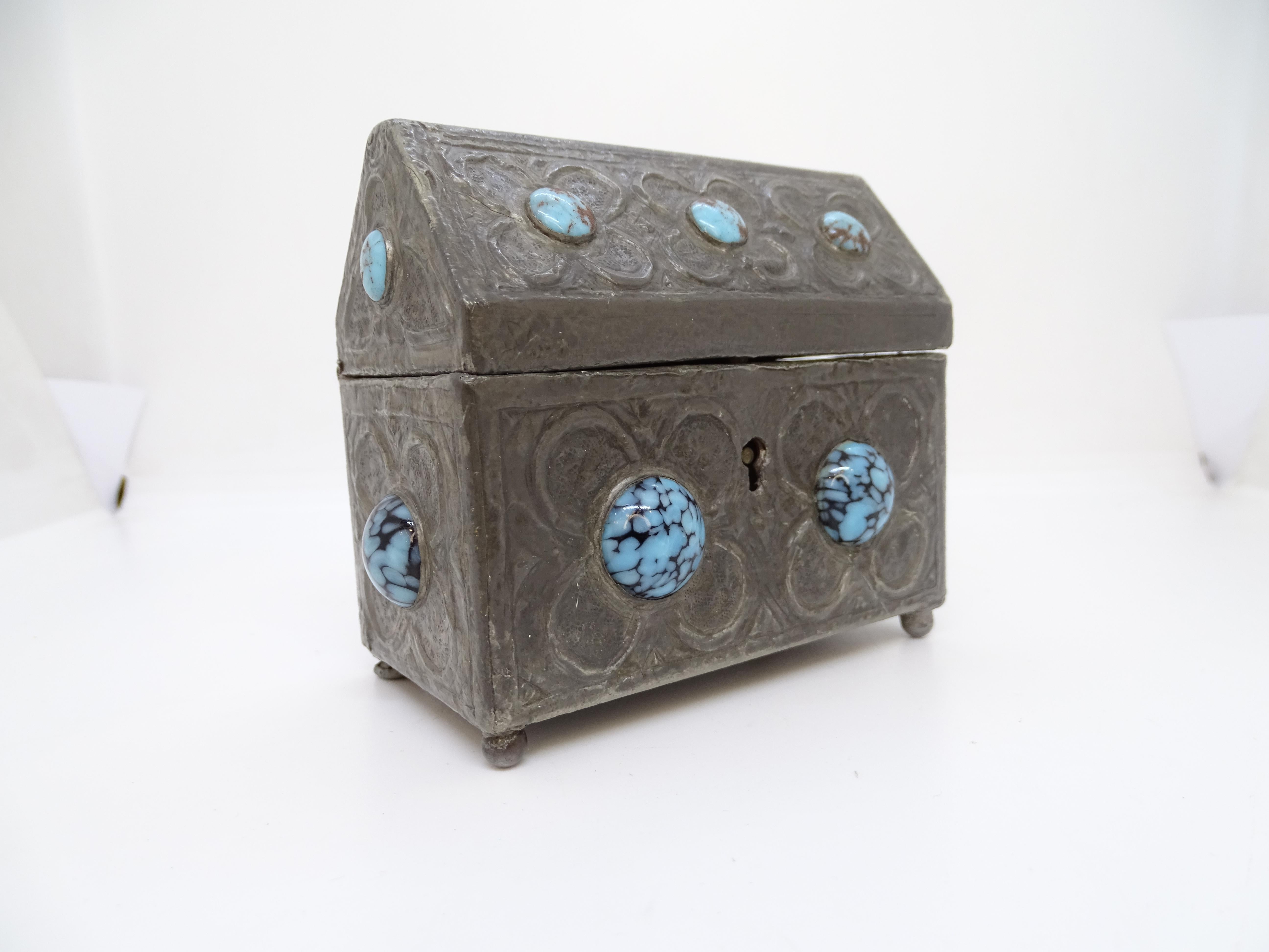 Boîte à bijoux de style Navajo en argent nickelé et cabochons de turquoise en vente 4