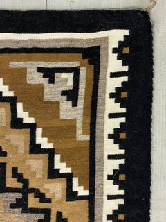 Arazzo Navajo Two Gray Hills Pattern di Jennifer Nathaniel