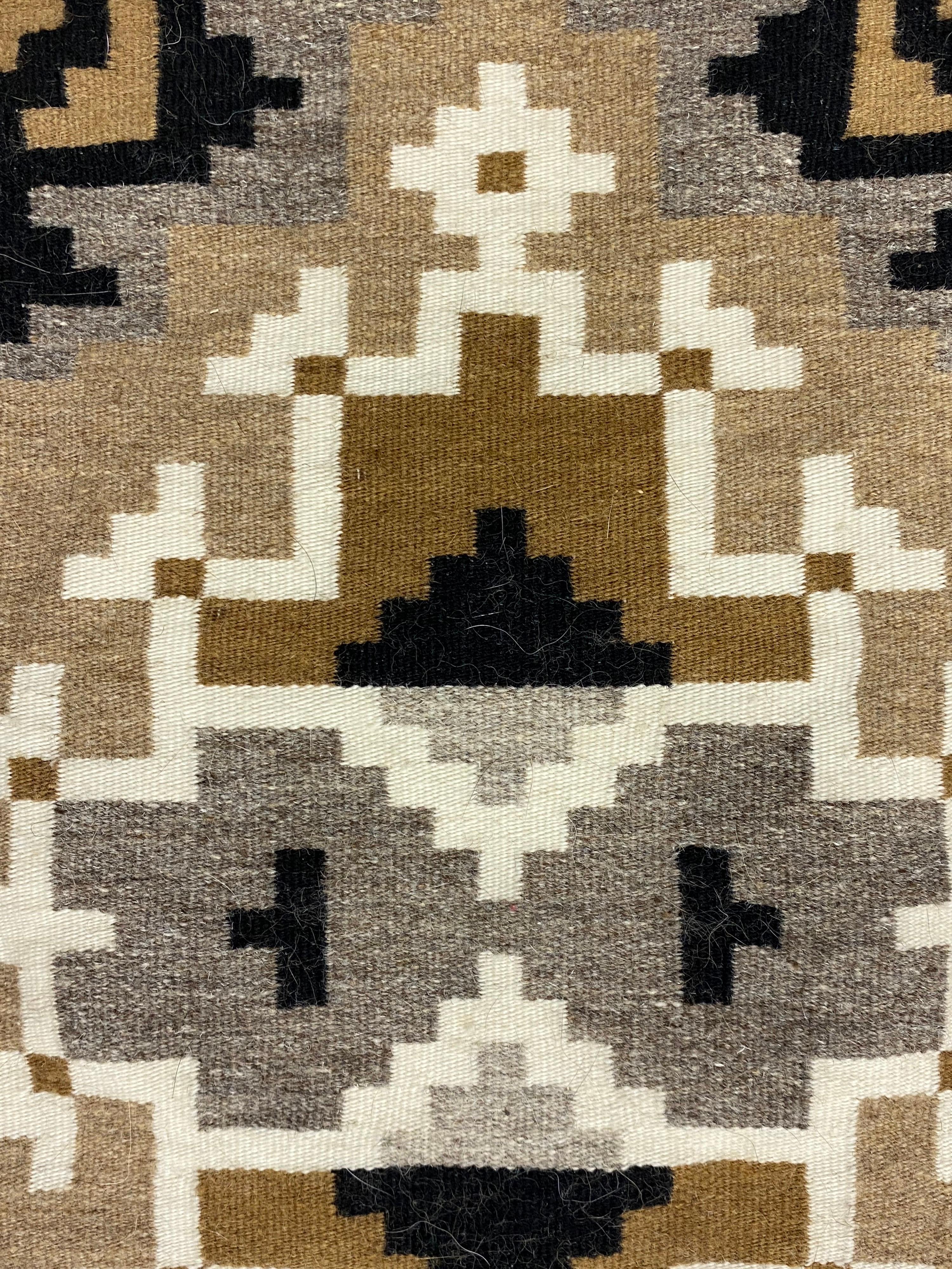 Navajo-Wandteppich mit zwei grauen Hills-Muster von Jennifer Nathaniel (Anglo-indisch) im Angebot