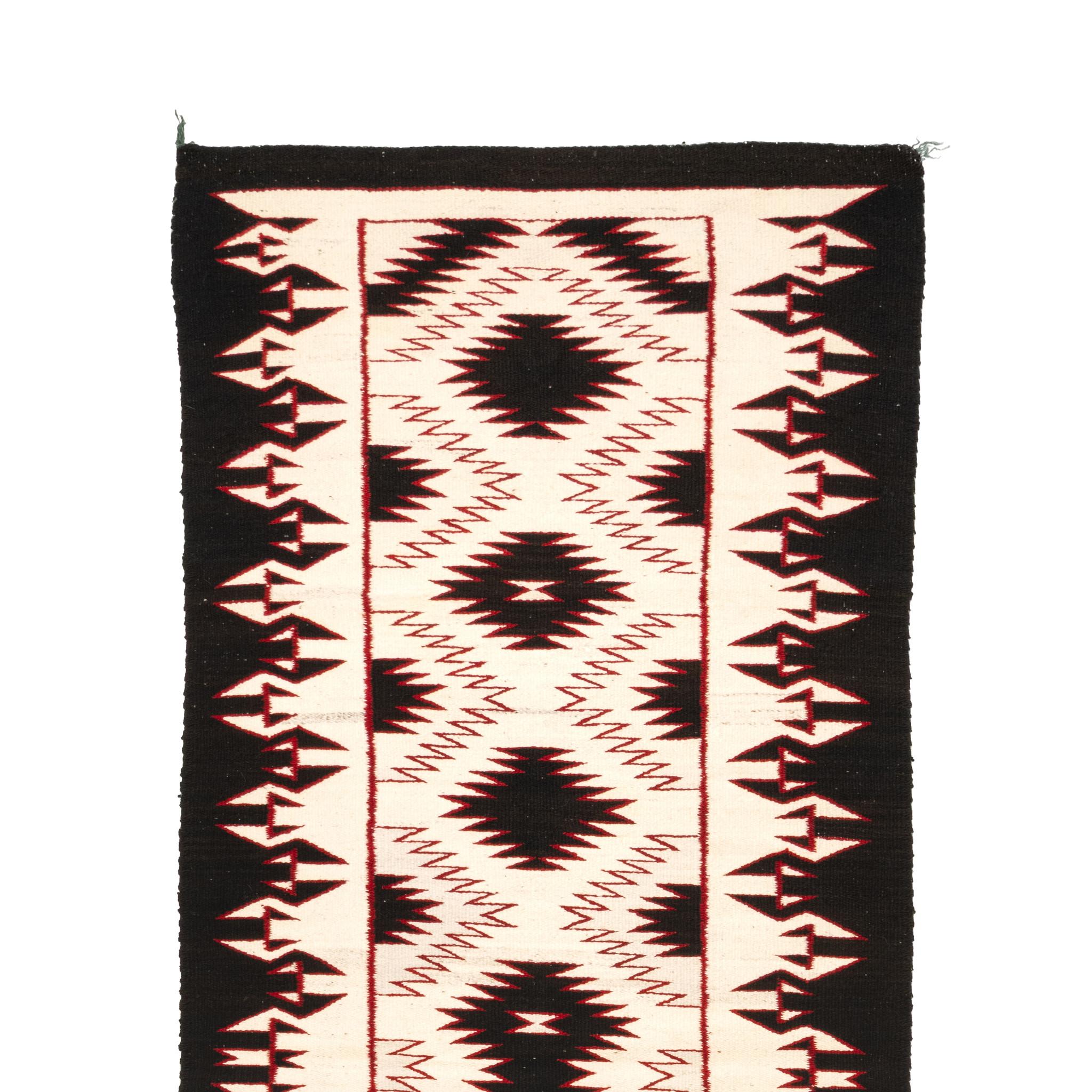 Indianer Navajo Teec Nos Pos Läufer. Natürliche Grundfarbe mit Rot und Schwarz. Kristalldesign in der Mitte mit kompliziertem geometrischen Design an den Seiten. Ein schönes Stück für ein modernes Haus oder eine Hütte im südwestlichen Stil. Um 1930.