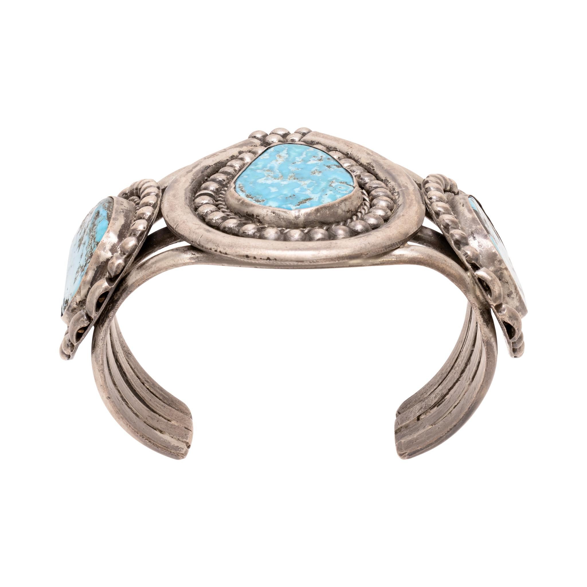 Bracelet Navajo à trois pierres. Vieux pion. Trois grandes turquoises de la mine Morenci sont entourées d'une corde torsadée et d'une épaisse bordure de perles d'argent. Non marqué. Du magasin indien de Clovis, au Nouveau-Mexique. Pièce d'apparat