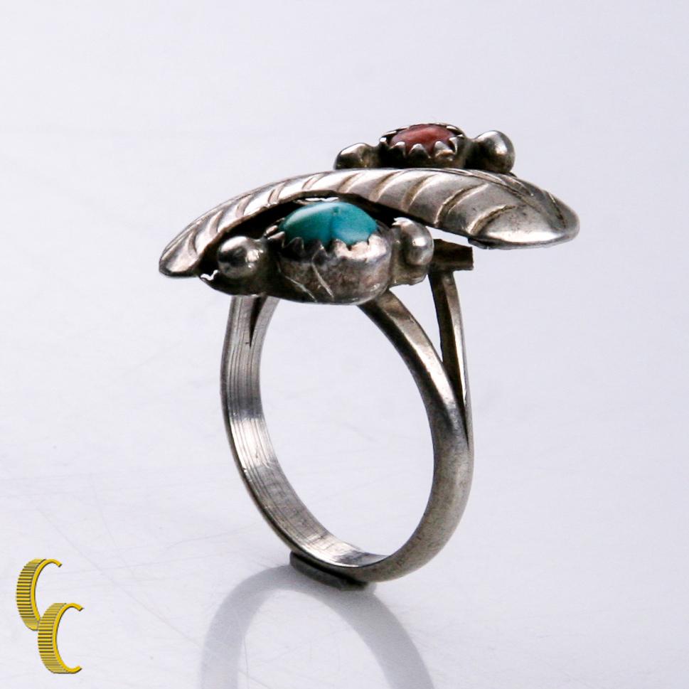 Splendido anello in argento dei nativi americani con un disegno di piume.
Creato dall'artigiano Navajo Tom Moore.
Presenta pietre di turchese e corallo.
Dimensione: 5.5.
Peso: 3.2 grammi.
Larghezza anteriore: 23 mm.
Larghezza della banda: 2 mm.
