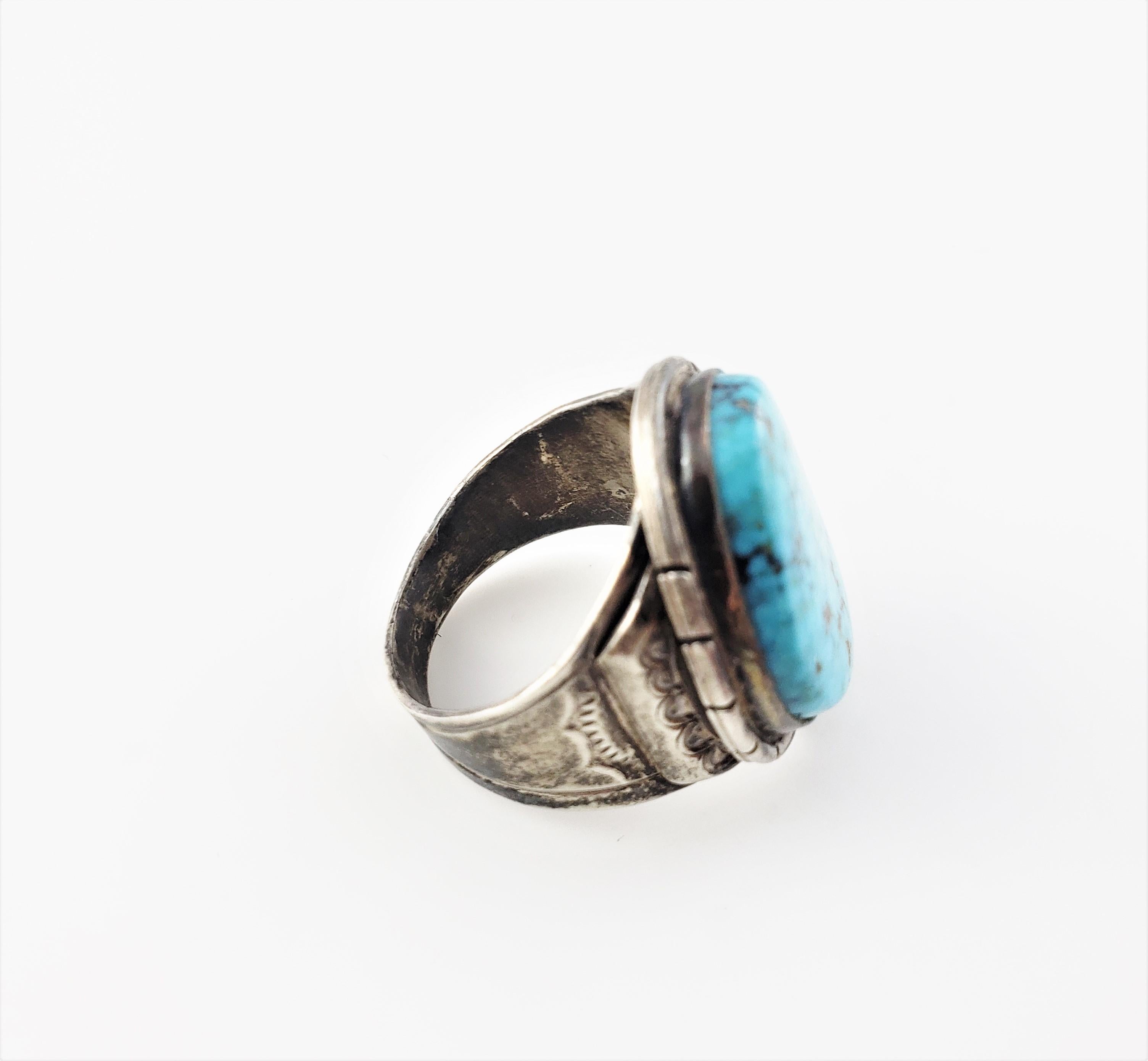 Vintage Navajo Tony Guerro Sterling Silver Turquoise Ring Size 10.5-

This lovely Navajo ring features one turquoise stone (23 mm x 18 mm) set in classic sterling silver. Top of ring measures 26 mm x
21 mm. Shank: 5 mm.

Ring Size: 10.5

Weight: 9.3