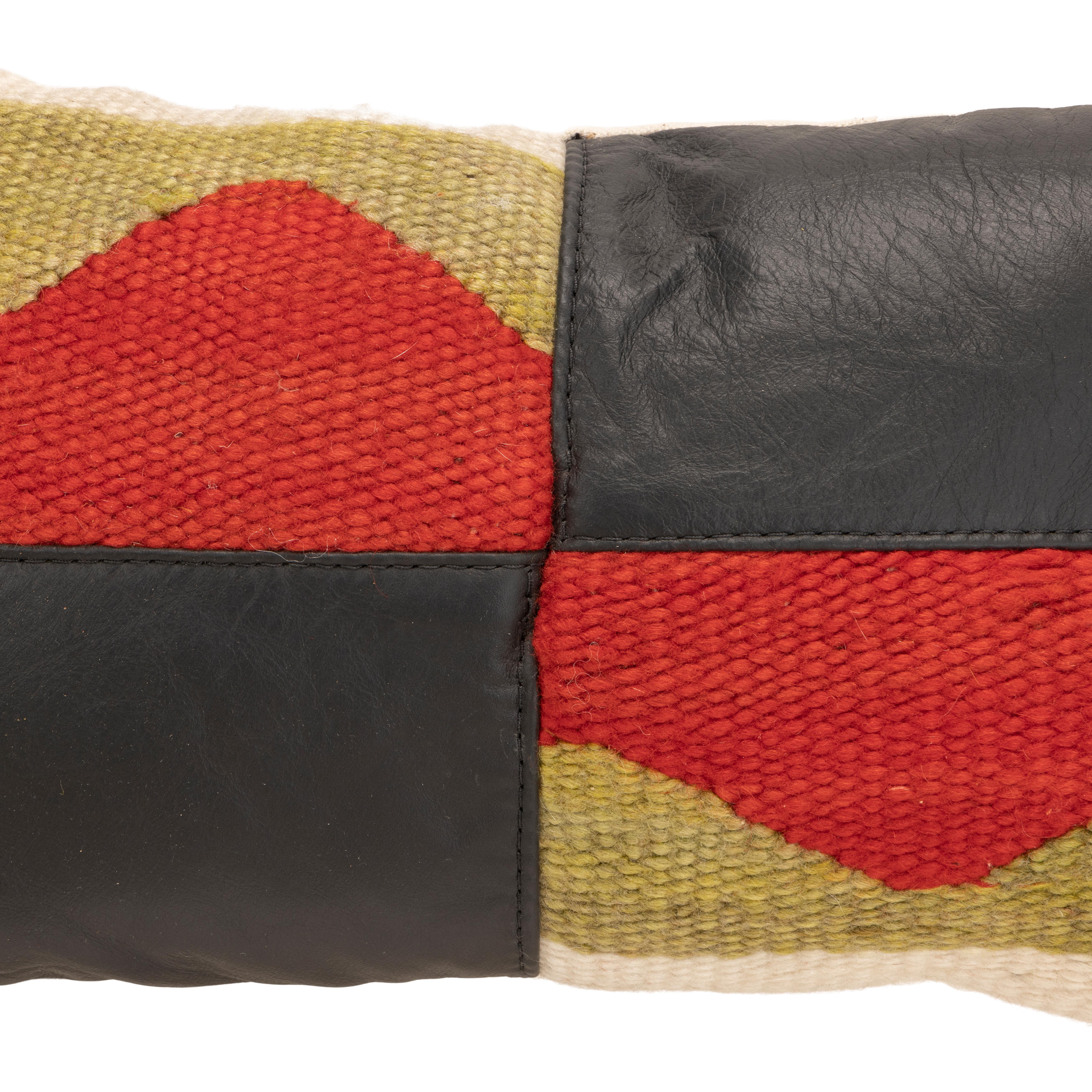 Coussin de transition Navajo. Oreiller fait à la main dont le devant est constitué d'un tissage Navajo 1880's transitionnel à carreaux et de cuir foncé. Dos de la toile. Avec des couleurs naturelles teintes en crème, rouge, brun et vert. Tissage