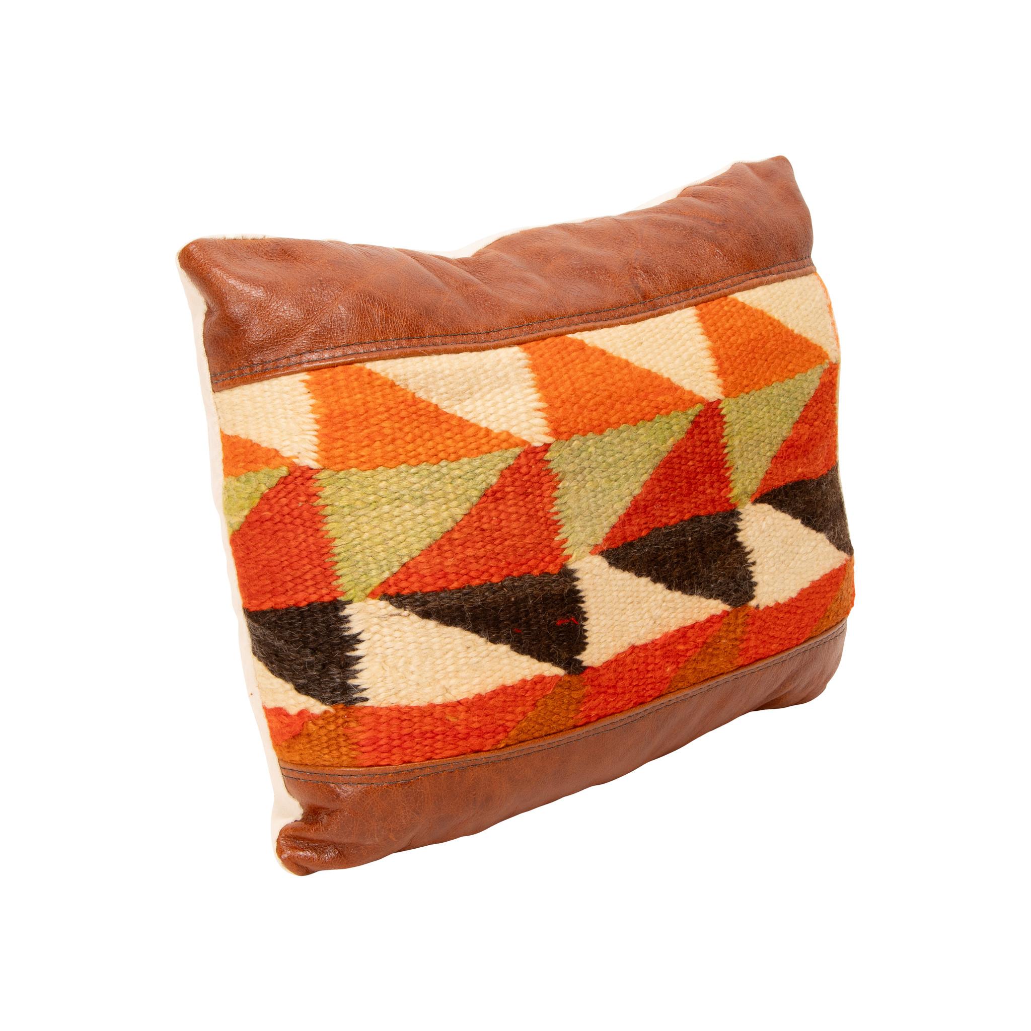 Cuscino a tessitura transizionale Navajo. Cuscino fatto a mano con la parte anteriore in tessitura transitoria Navajo del 1880 e bordo in pelle di media tonalità. Con il supporto di una tela. Con colori naturali tinti di crema, rosso, marrone, verde
