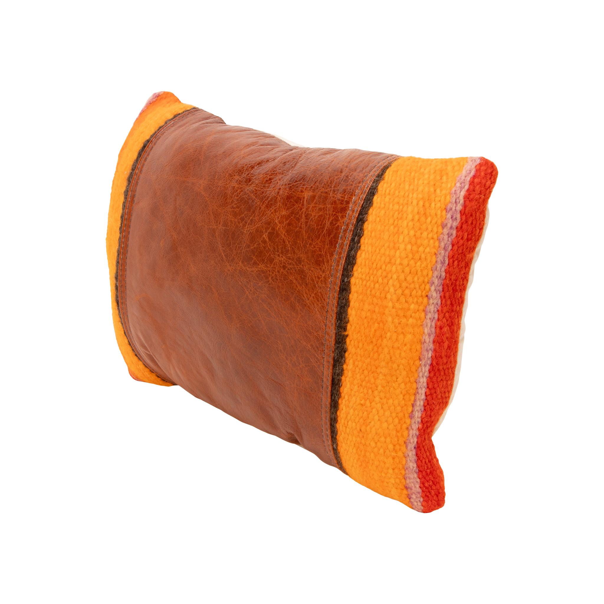 Coussin de rein en tissage transitionnel Navajo. Coussin fait à la main avec face avant en cuir de couleur moyenne et tissage de transition Navajo 1880. Soutenu par de la toile. Les couleurs naturelles sont l'orange, le rouge, le violet et le noir.