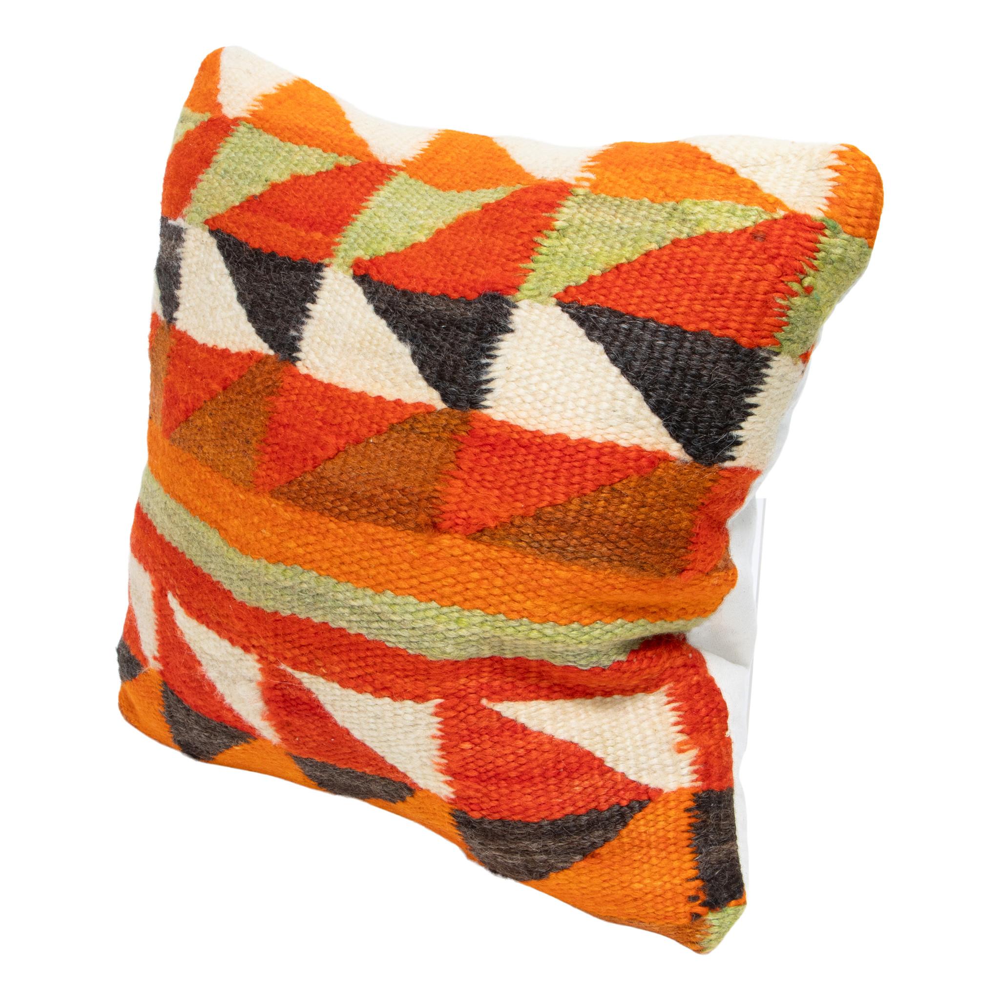 Cuscino a tessitura transizionale Navajo. Cuscino fatto a mano con la parte anteriore realizzata in tessitura transitoria Navajo del 1880. Con il supporto di una tela. Con colori naturali tinti di crema, rosso, marrone, verde, nero e arancione.