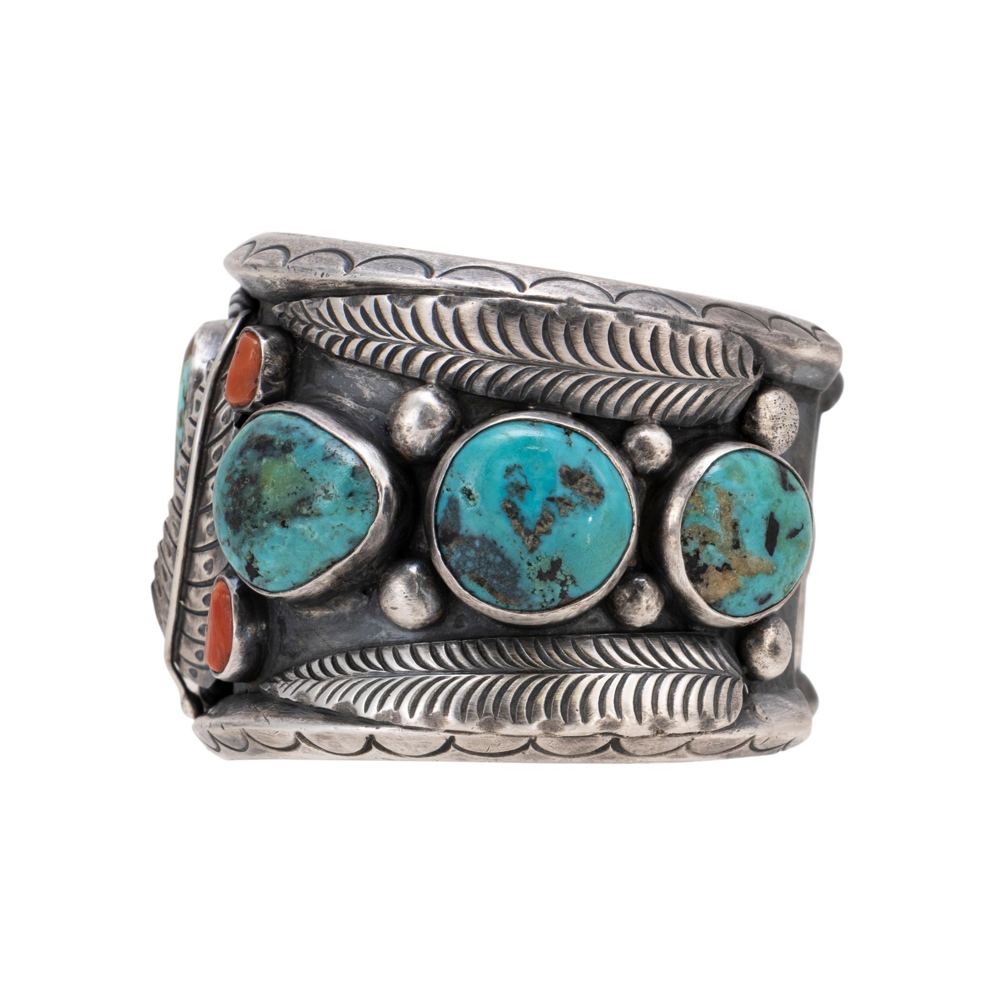 Bracelet manchette en argent sterling Navajo avec turquoise Red Mountain et pierres de corail. Présenté dans une boîte d'ombre avec une belle patine vieillie, des feuilles, des bordures en corde torsadée et des palmettes estampillées à la main. La