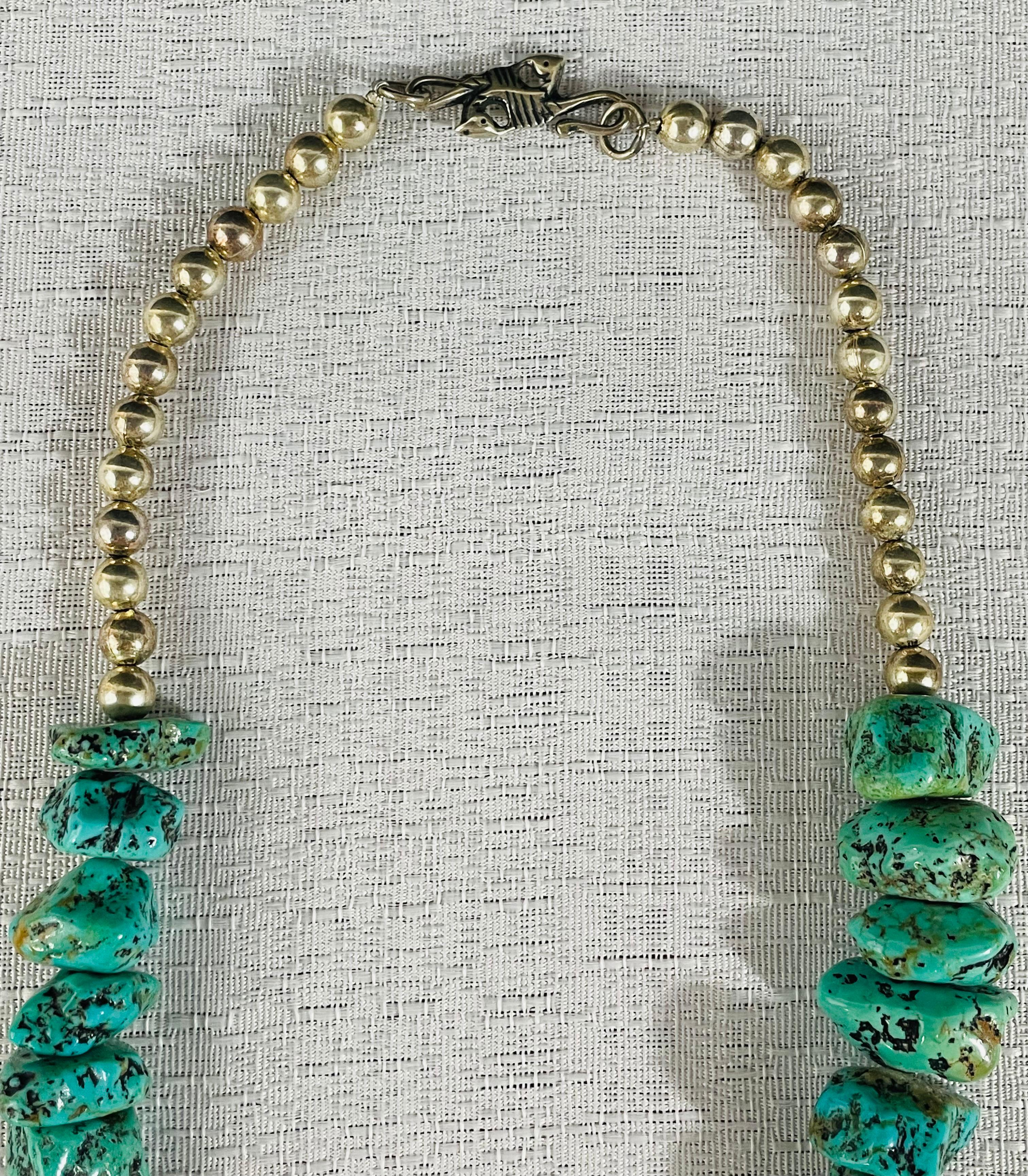 Navajo-Halskette aus Türkis und Perlen mit Kreuz-Anhängern aus Sterlingsilber (Stammeskunst) im Angebot